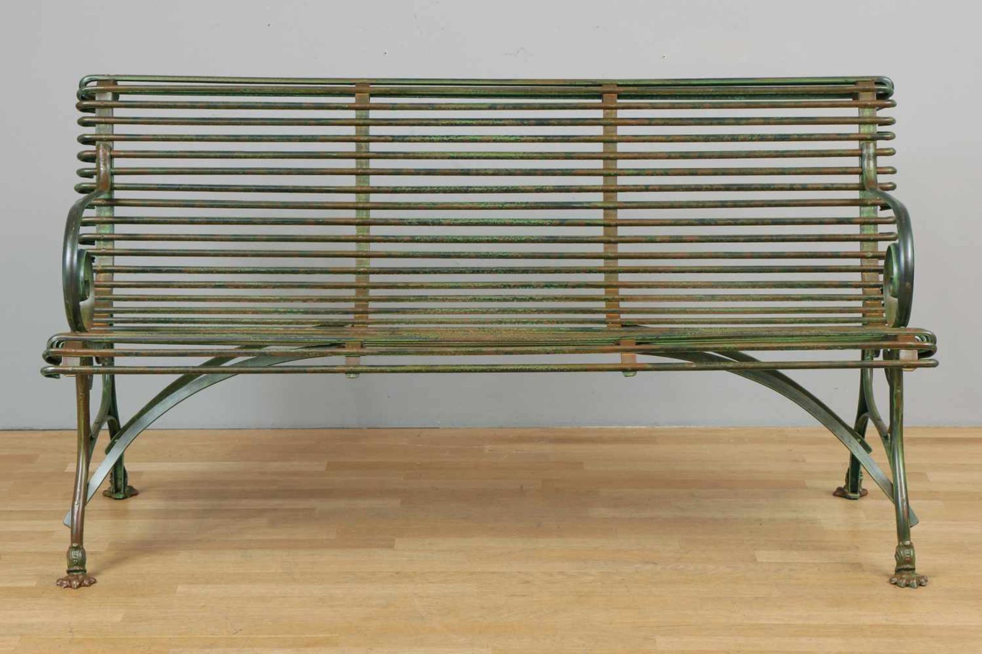 Französische Park-/Gartenbank Eisen, grün patiniert, verstrebte Sitzfläche, 2 seitliche Armlehnen in - Bild 2 aus 2