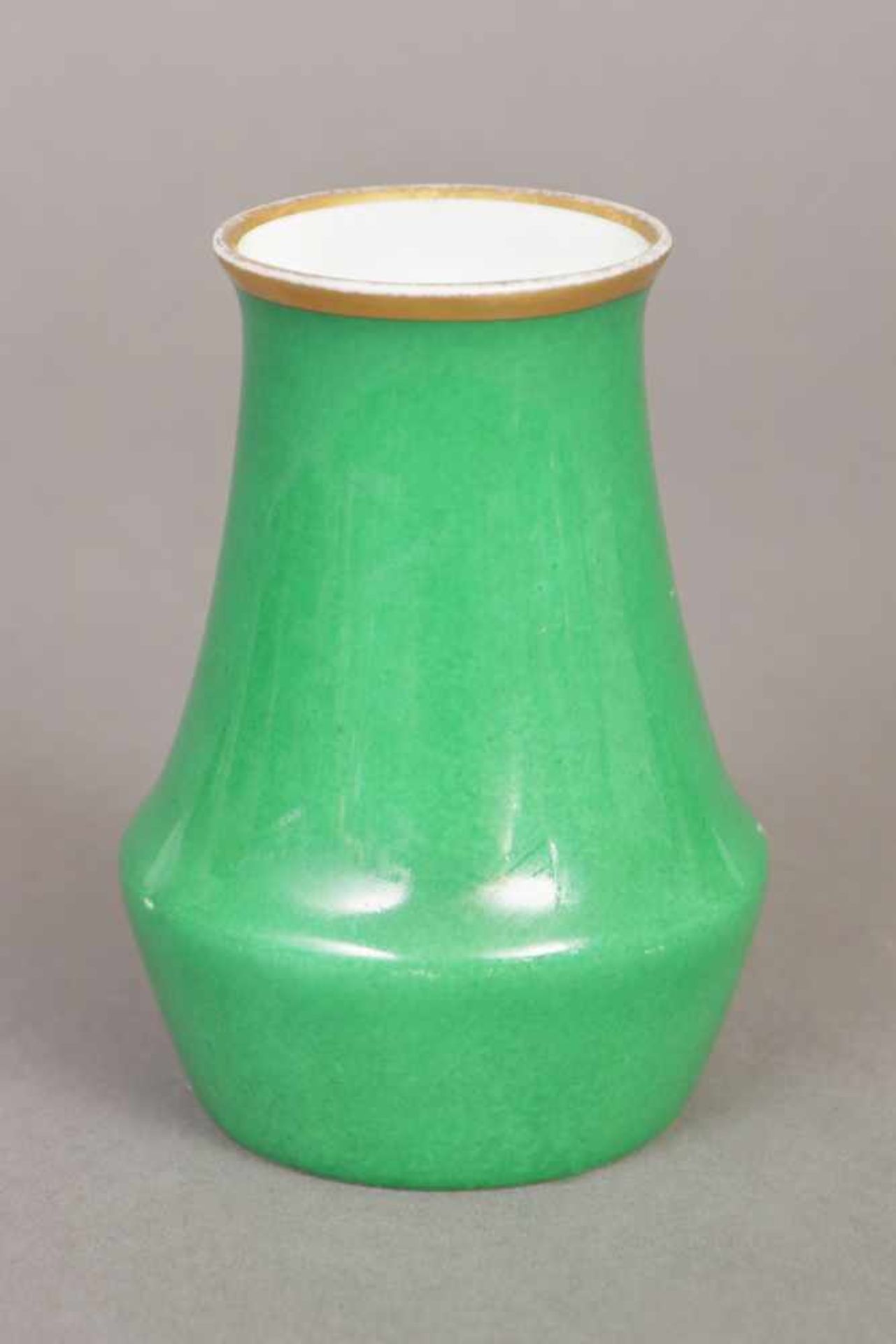 HUTSCHENREUTHER Vase um 1920, Entwurf Paul Fritz Klee, grüner Fond mit Goldrand, Manufakturmarke,