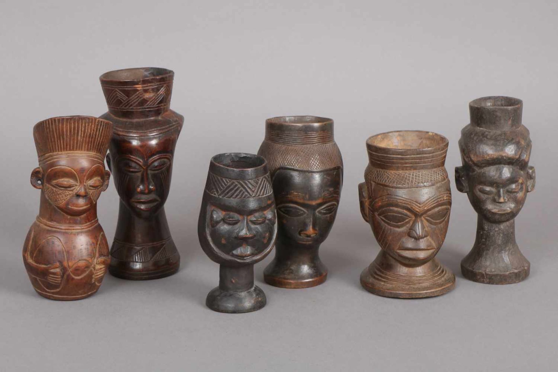 6 afrikanische Gefäße (Kräuter-, Ritual- und Palmweingefäße) u.a. Kuba, Kongo, Holz, geschnitzt,