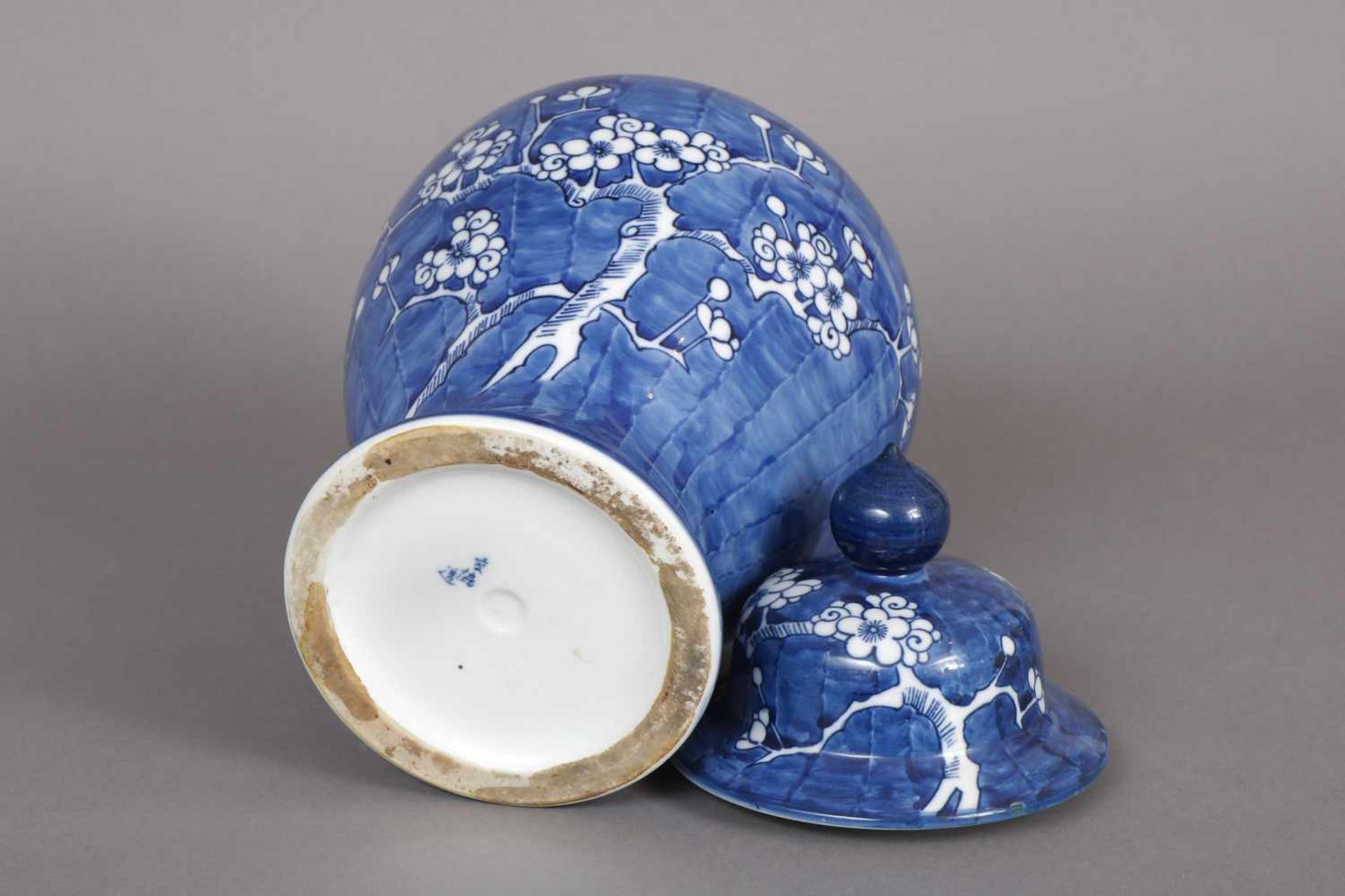 Asiatisches Deckelgefäß Porzellan, Balusterform, Kirschblütendekor auf blauem Grund, loser Deckel - Image 2 of 2