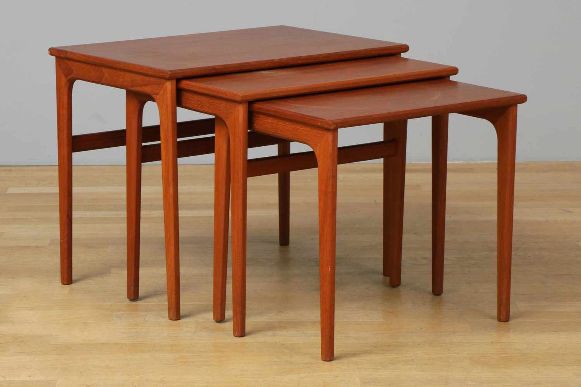 3-Satz-Tisch Teakholz, wohl Dänemark, um 1970, eckige Platten auf verstrebten, 4-beinigem Stand, H