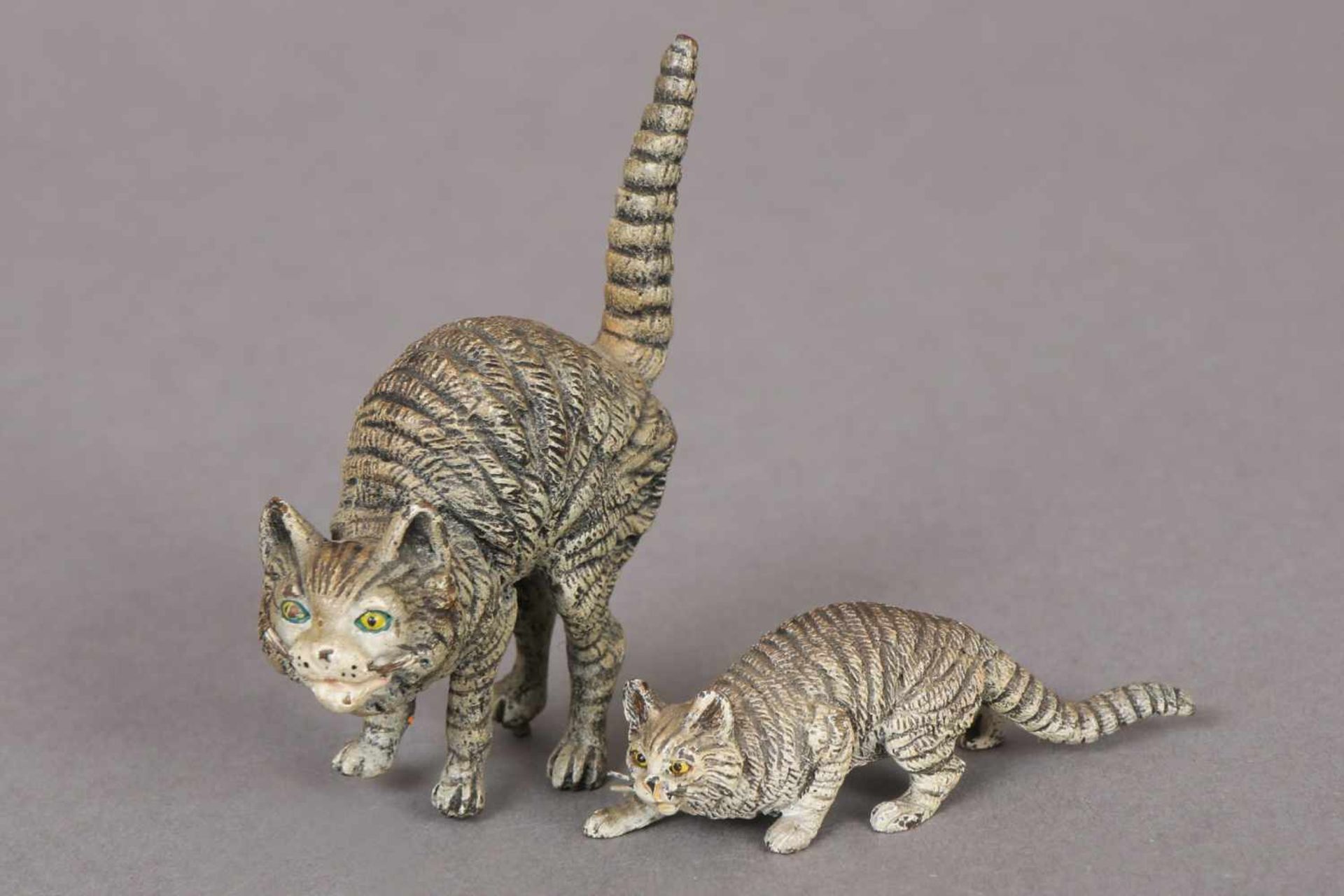 Zwei Wiener Bronzen ¨Katzen¨ (1x schleichend, 1x Buckel machend) wohl Bergmann, Wien, um 1920,