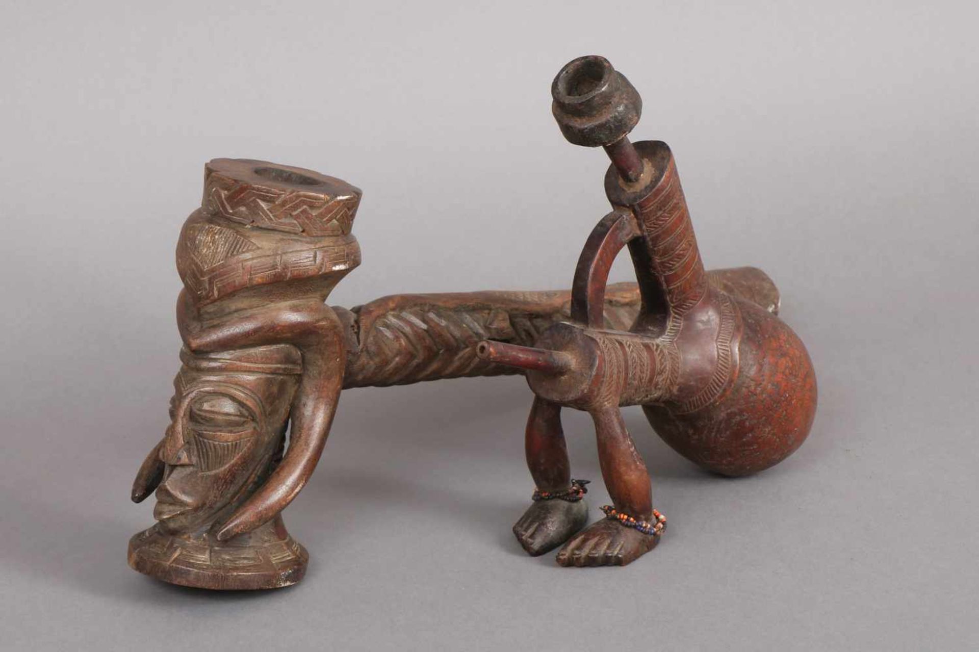 Paar afrikanische Pfeifen 1x Kuba (Nigeria), 1x Makonde (Tansania), geschnitztes Holz, L 51cm/26cm