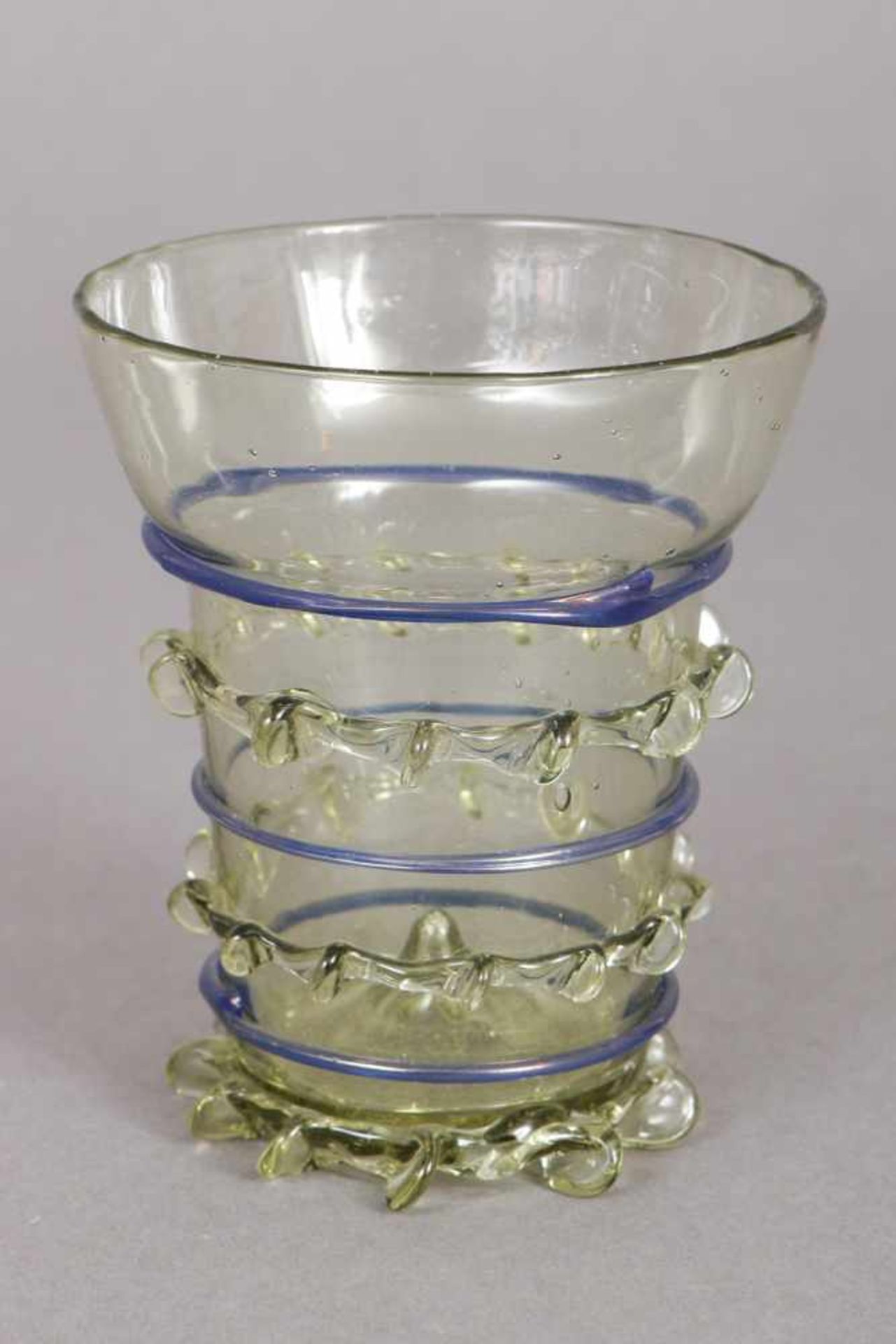 FACON DE VENISE Becherglas leicht grünliches Glas mit Noppendekor und blauen Aufschmelzungen, wohl