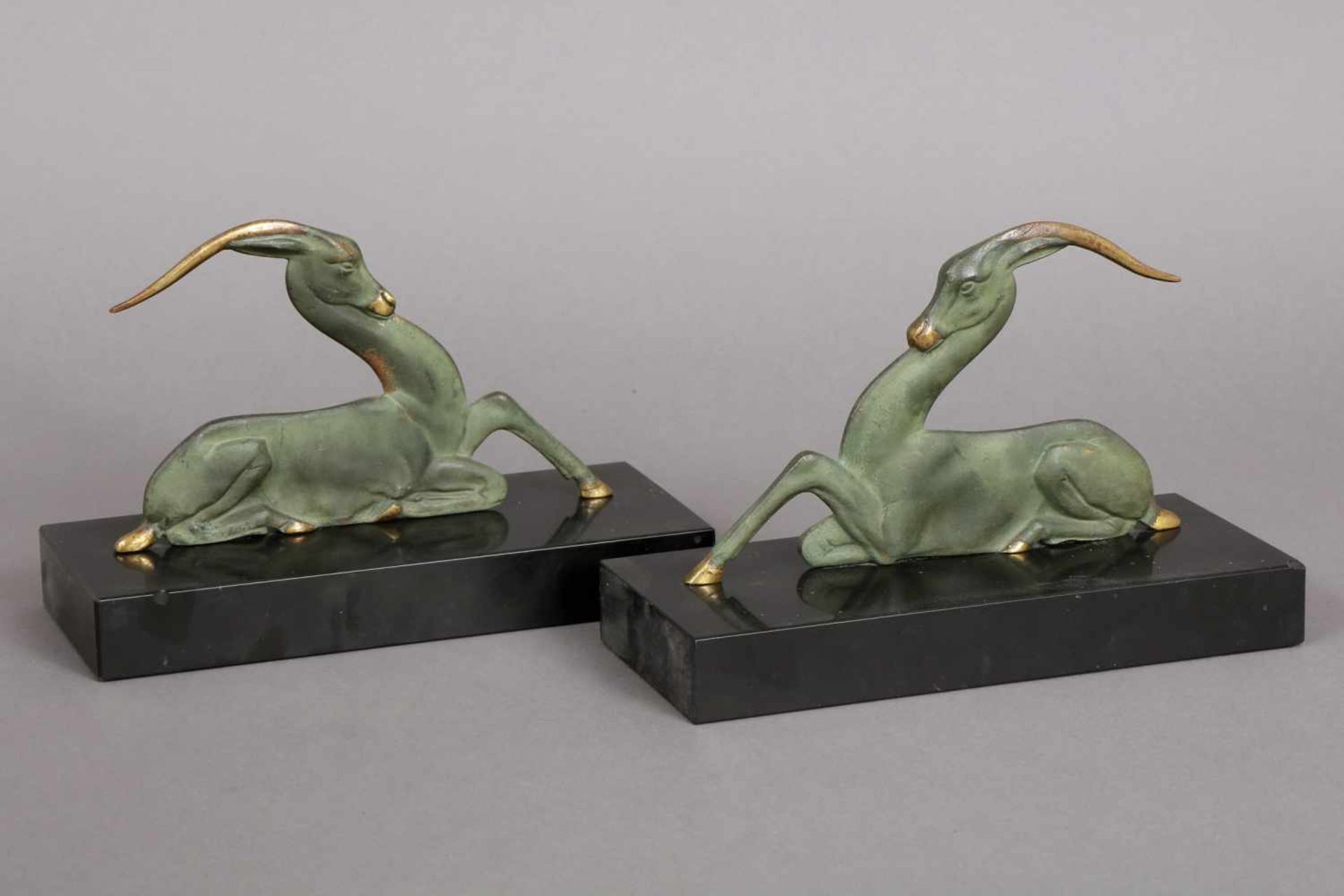 Paar Beisteller mit Antilopenfiguren Bronze, grün patiniert, Frankreich, um 1920, H ca. 16cm