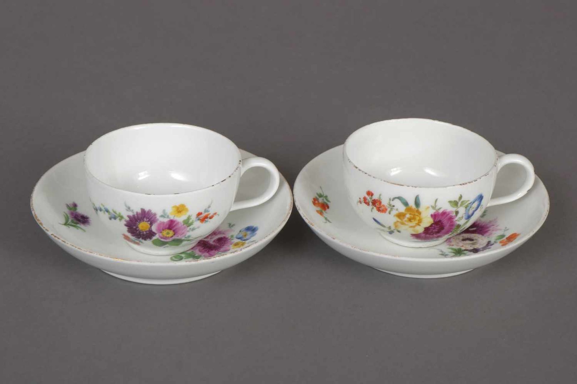 Paar MEISSEN Tassen mit Untertassen um 1763-1774, runde Form mit Ohrenhenkel, polychrome