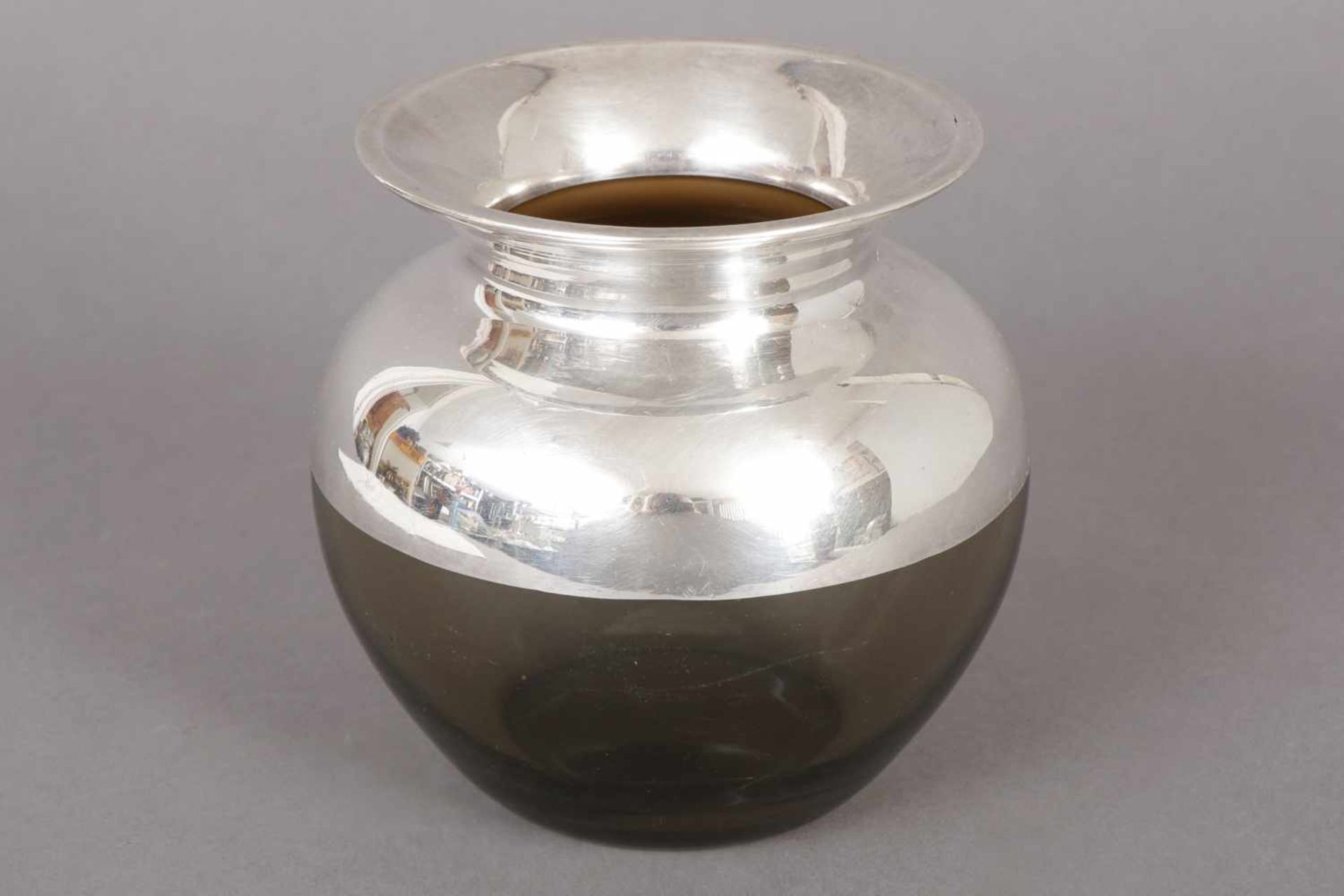 Vase mit Silver-Overlay quarzfarbenes Glas, um 1930, kugelförmig, eingezogener Hals, ausgestellte