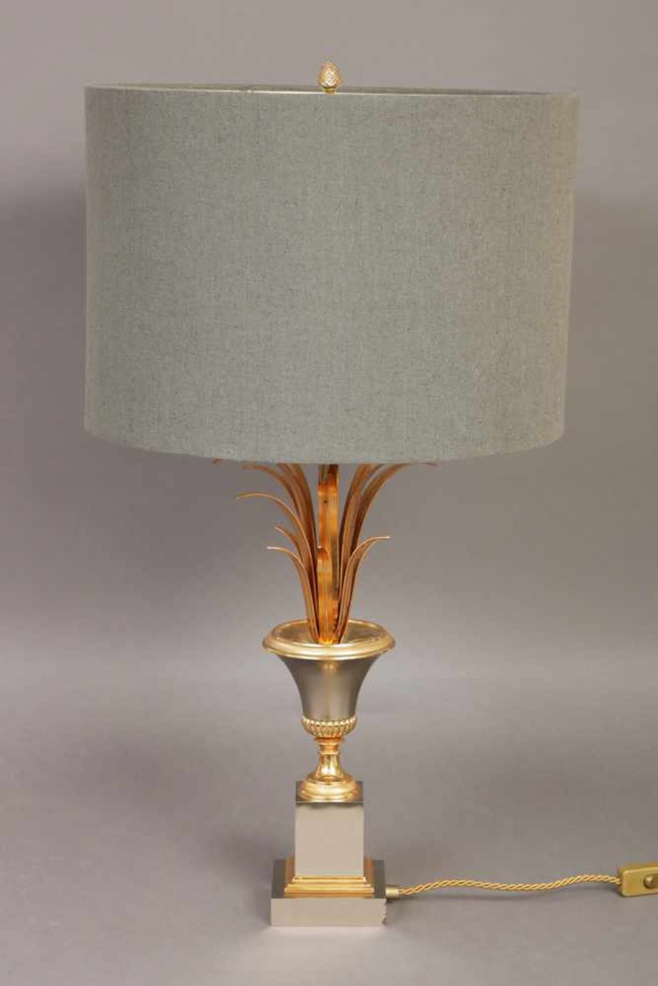 Tischlampe wohl MAISON CHARLES (Paris), Fuß in Form einer Amphore mit ¨Ananas¨-Staffage, Metall,