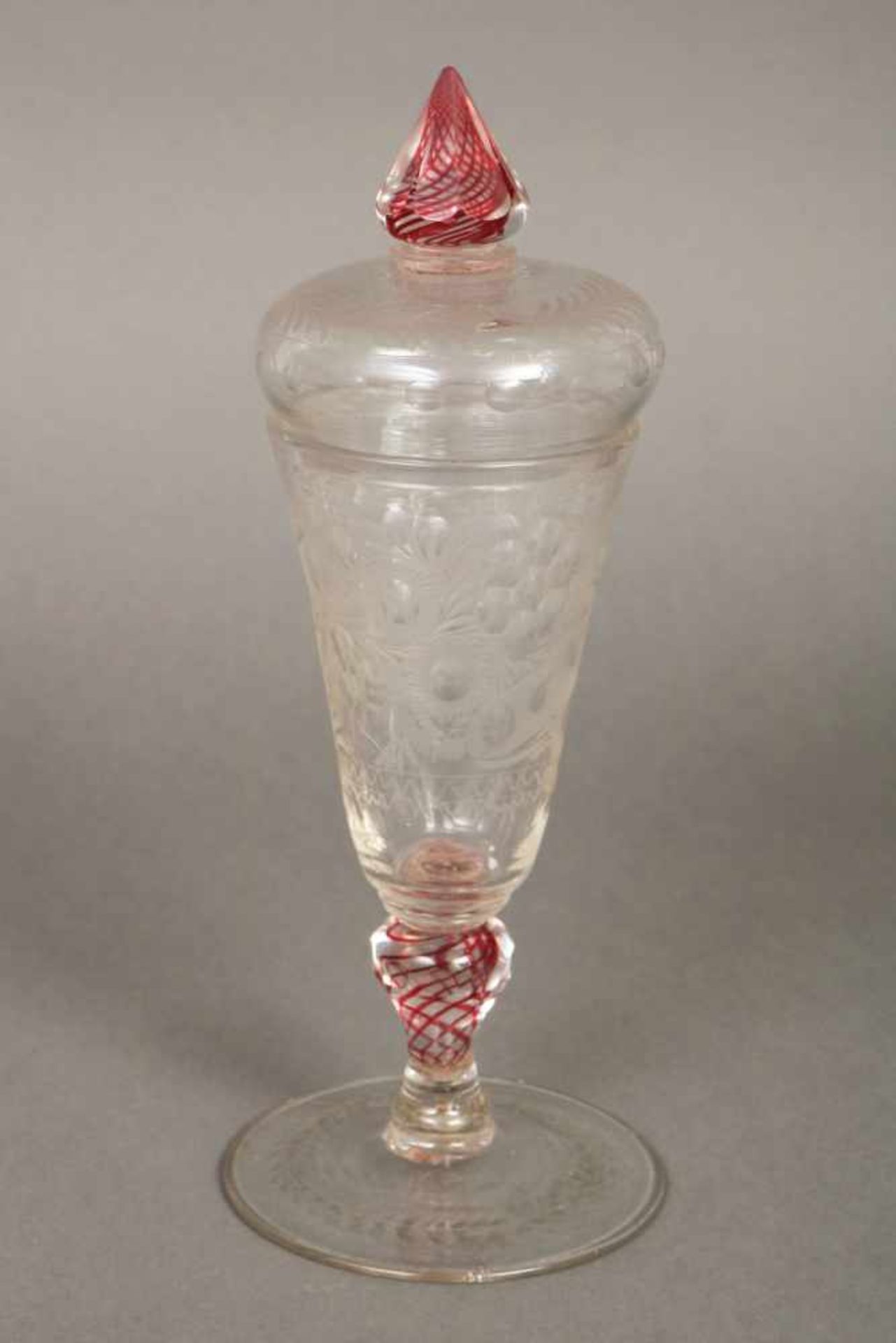 Glaspokal wohl Russland, um 1820, trichterförmige Kuppa, umlaufend mit Floral- und Facetteschliff,