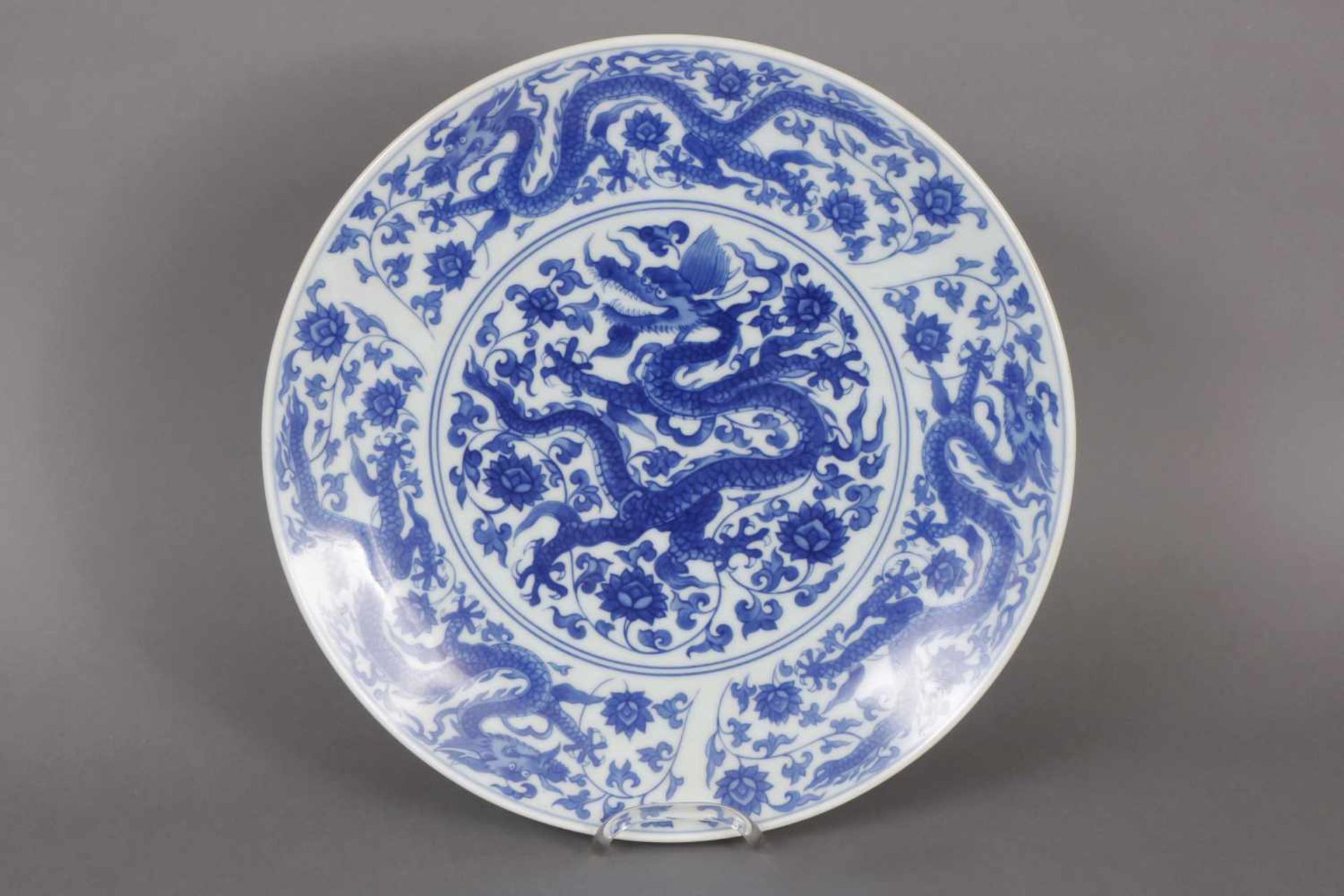 Chinesischer Teller Porzellan, Spiegel und Fahne mit blauem Drachendekor, D ca. 40cm