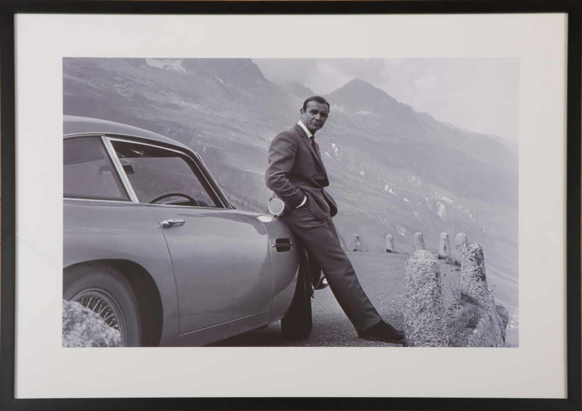 Foto-Druck ¨Sean Connery an Aston Martin gelehnt¨ Schwarzweiss-Fotografie zum Film ¨Goldfinger¨,