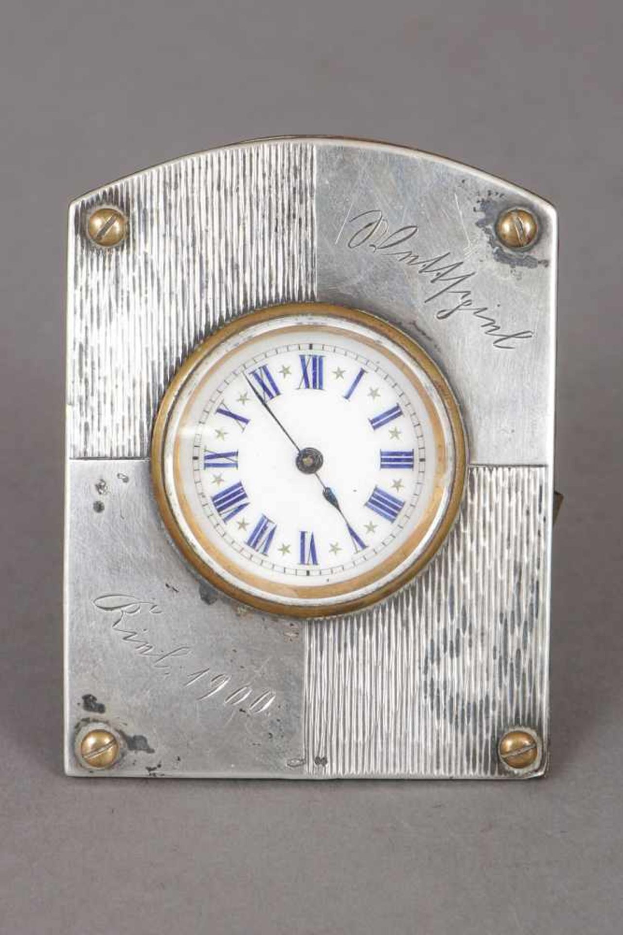 Kleine Reiseuhr mit Silber-Beschlag um 1900, Schlüsselaufzug (ohne Schlüssel), Zifferblatt weiß