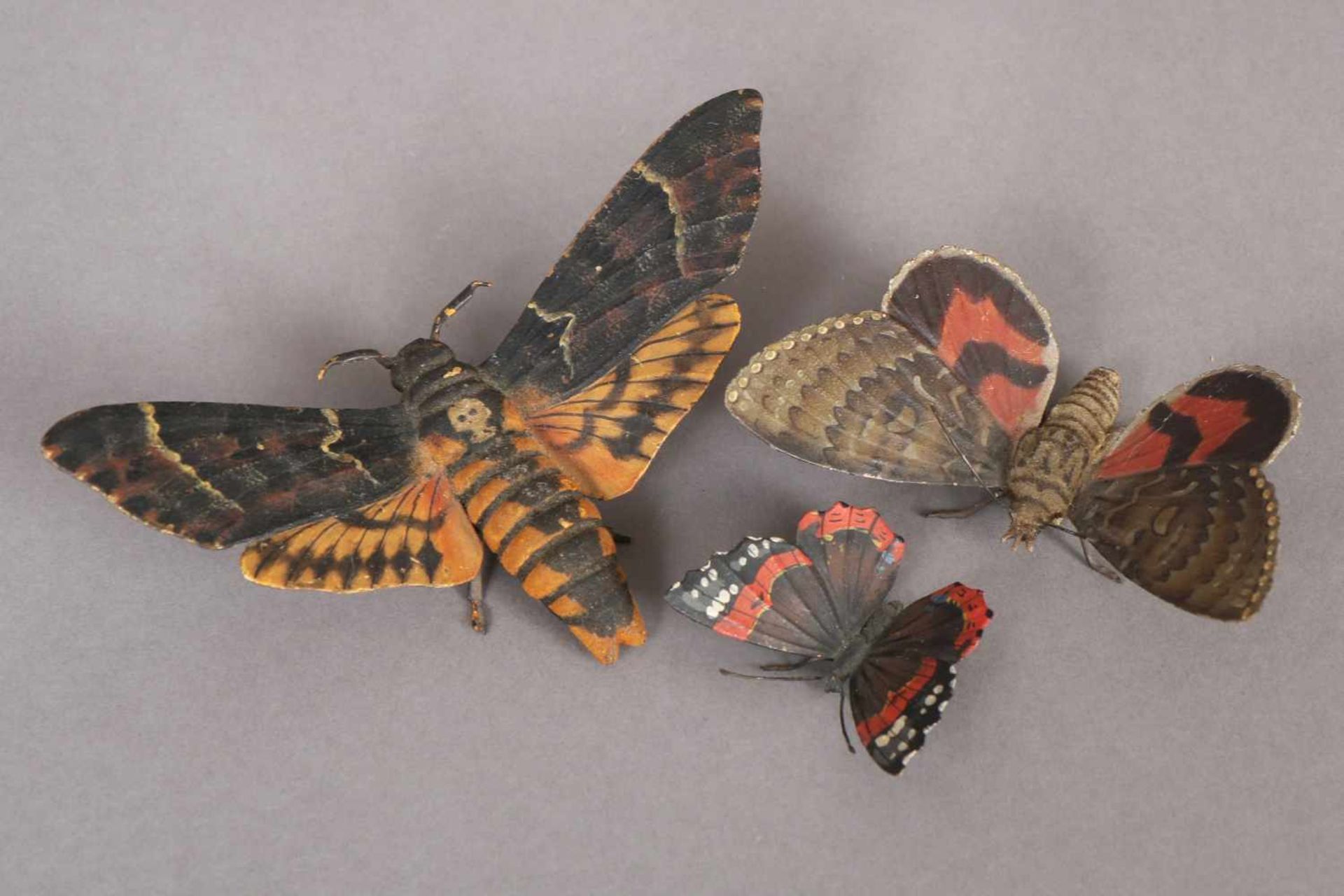 3 Wiener Bronzen ¨Falter und Schmetterlinge¨ naturalistische Tempera Farbstaffage, B ca. 5-12cm,