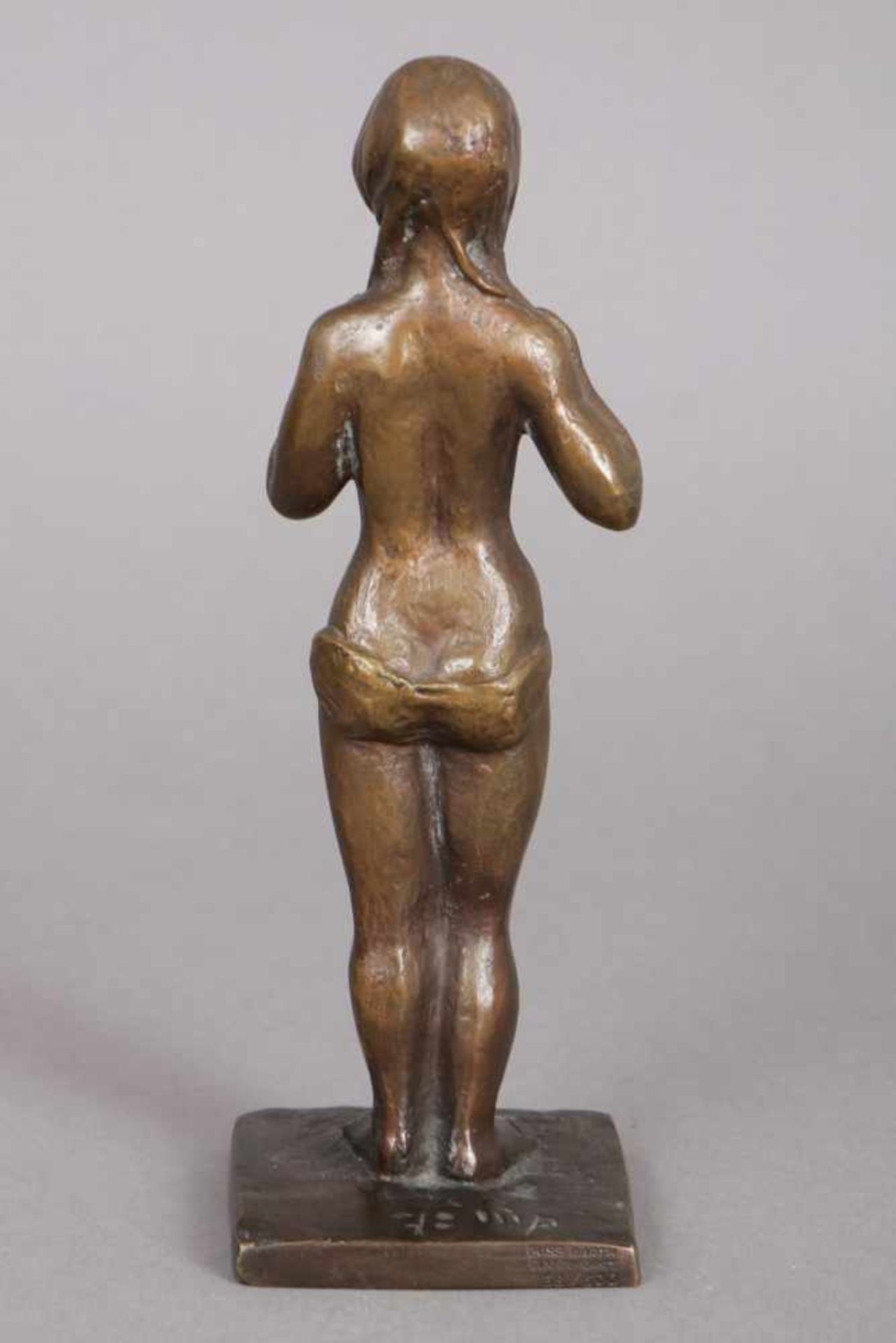 MARIA PIRWITZ (1926-1984) Bronzefigur ¨Stehender weiblicher Akt¨ (1978) auf eckiger Plinthe, - Bild 2 aus 3