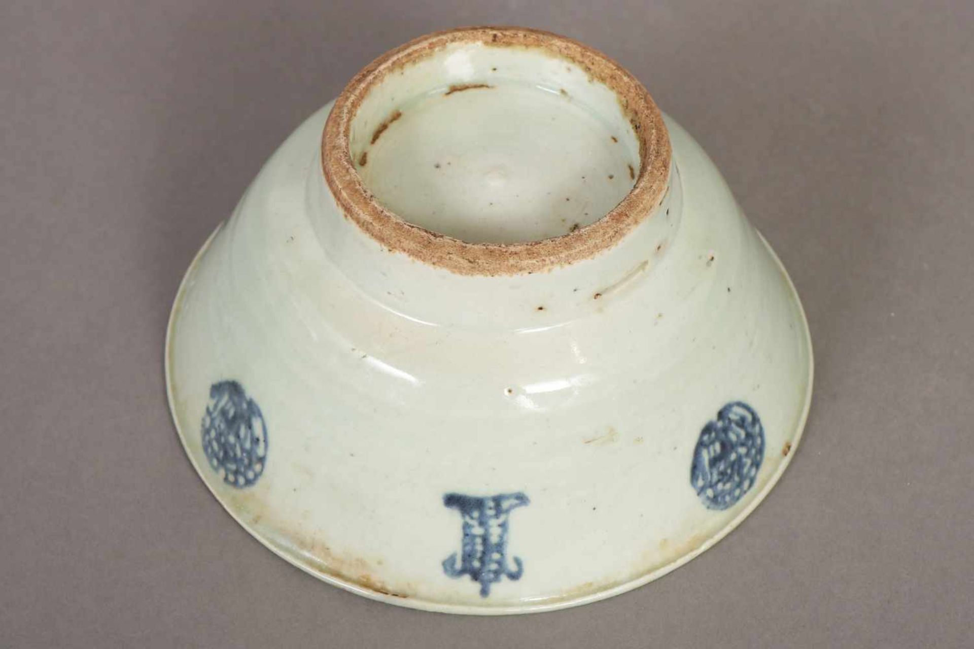 Schale im Stile Ming China, 17./18. Jhdt., Porzellan, leicht seladonfarben glasiert, ausgestellte - Image 2 of 2