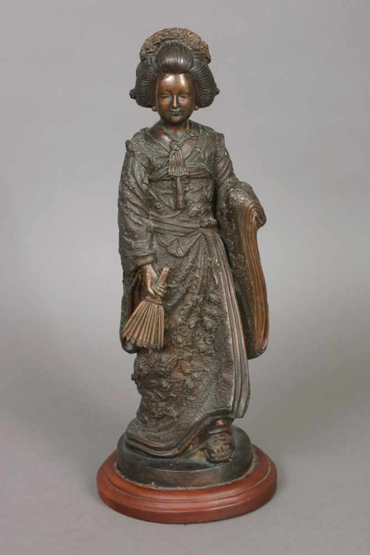 Asiatische Bronzefigur ¨Geisha¨ dunkel patiniert, stehende Darstellung mit langem Gewand und Fächer,