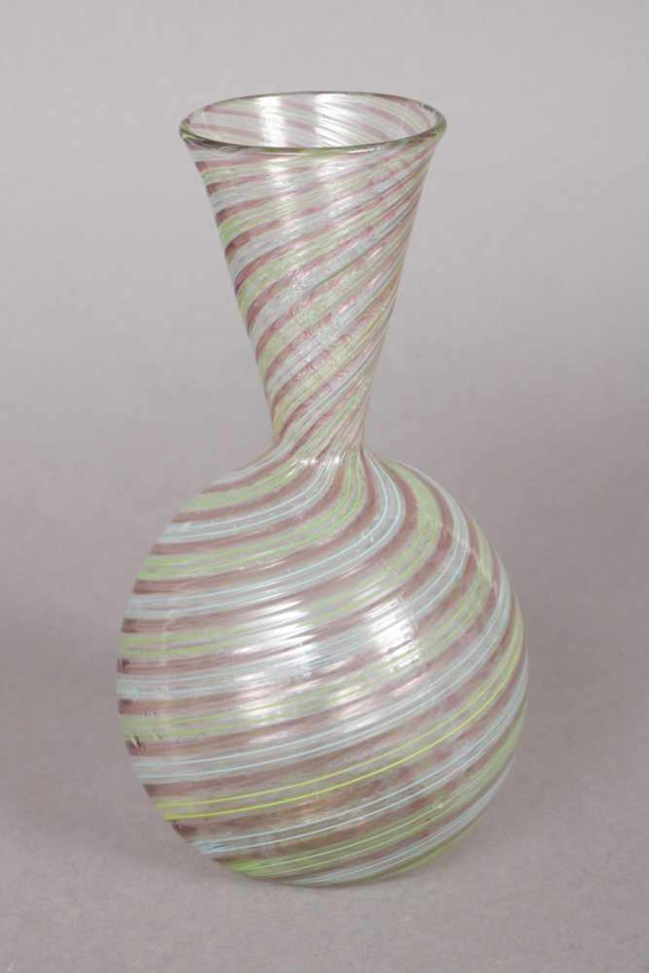 MURANO (wohl VENINI) Vase farbloses Glas mit grün-blau-violetten Fadeneinschmelzungen, bauchiger