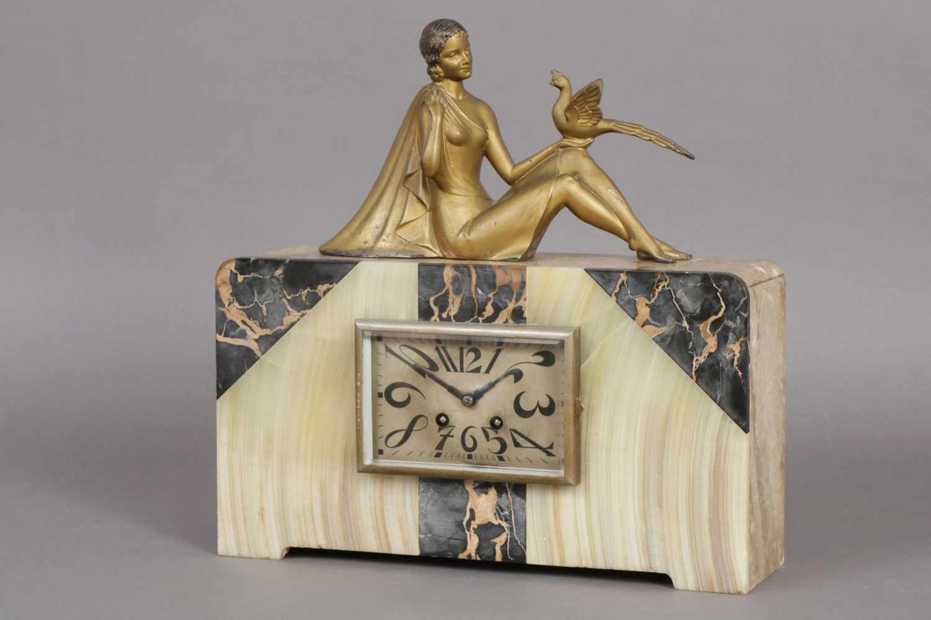 Art Deco Kaminuhr mit Figurenstaffage Marmor und Alabaster, ¨Sitende junge Dame mit Fasan¨, gold