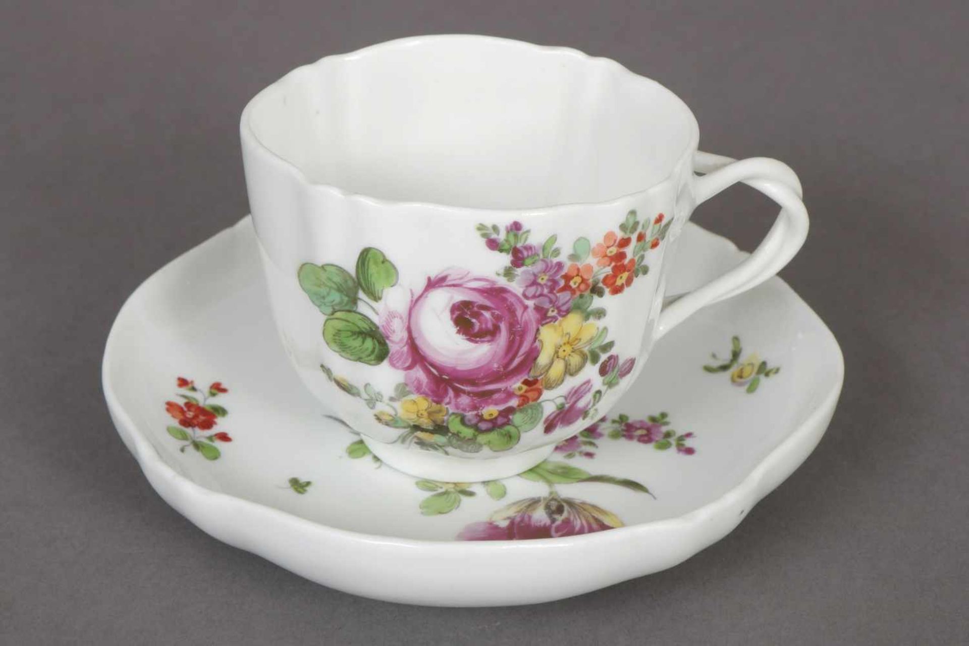 Biedermeier Tasse mit Untertasse im Wiener Stil 4-passige Form, üppige Floralmalerei,