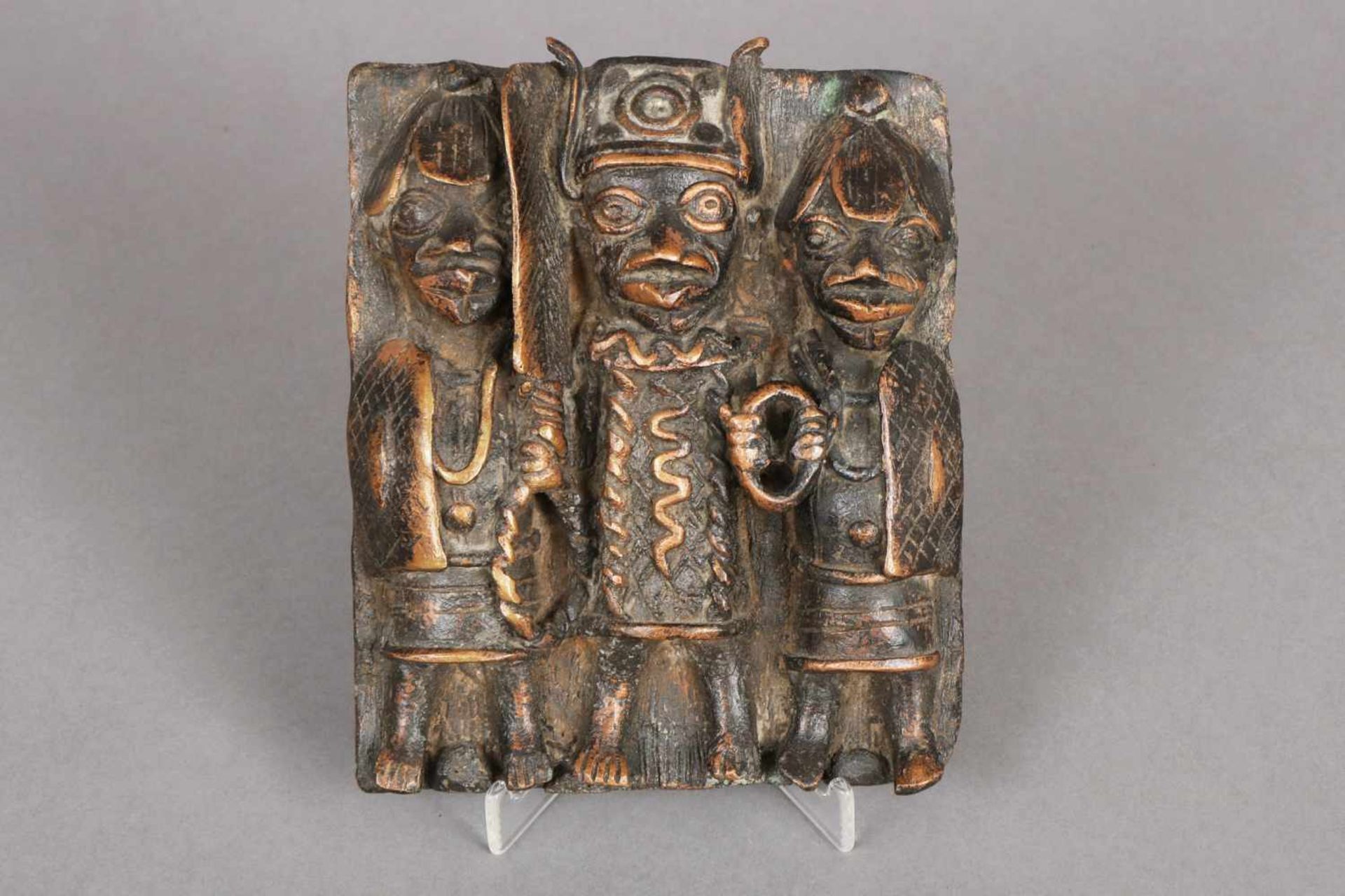Afrikanische Bronze-Reliefplatte Benin/Westafrika, ¨3 Stammesfiguren¨, ca. 15x15cm