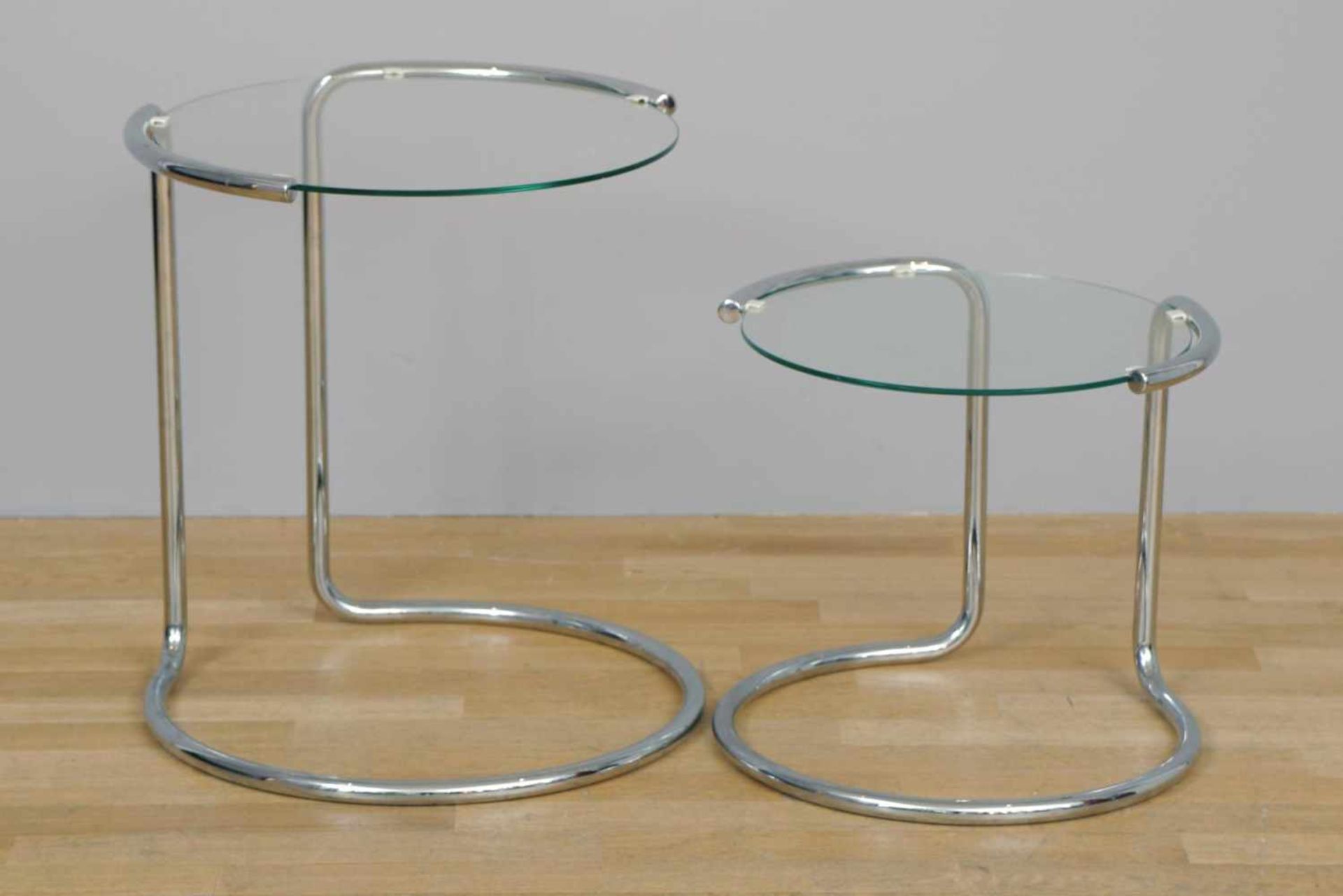 2-Satz-Tischum 1980, verchromtes Stahlrohr, runde Klarglas-Platten, unbekannter Hersteller/