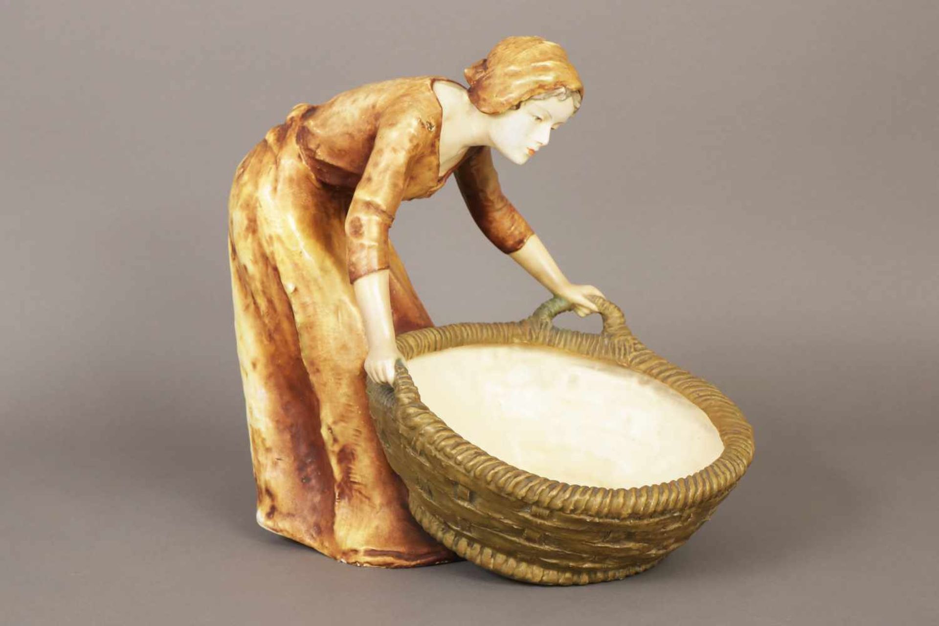 wohl AMPHORA AUSTRIA Keramikfigur ¨Junge Frau mit Haube und großem Weidenkorb¨1907, Entwurf W.