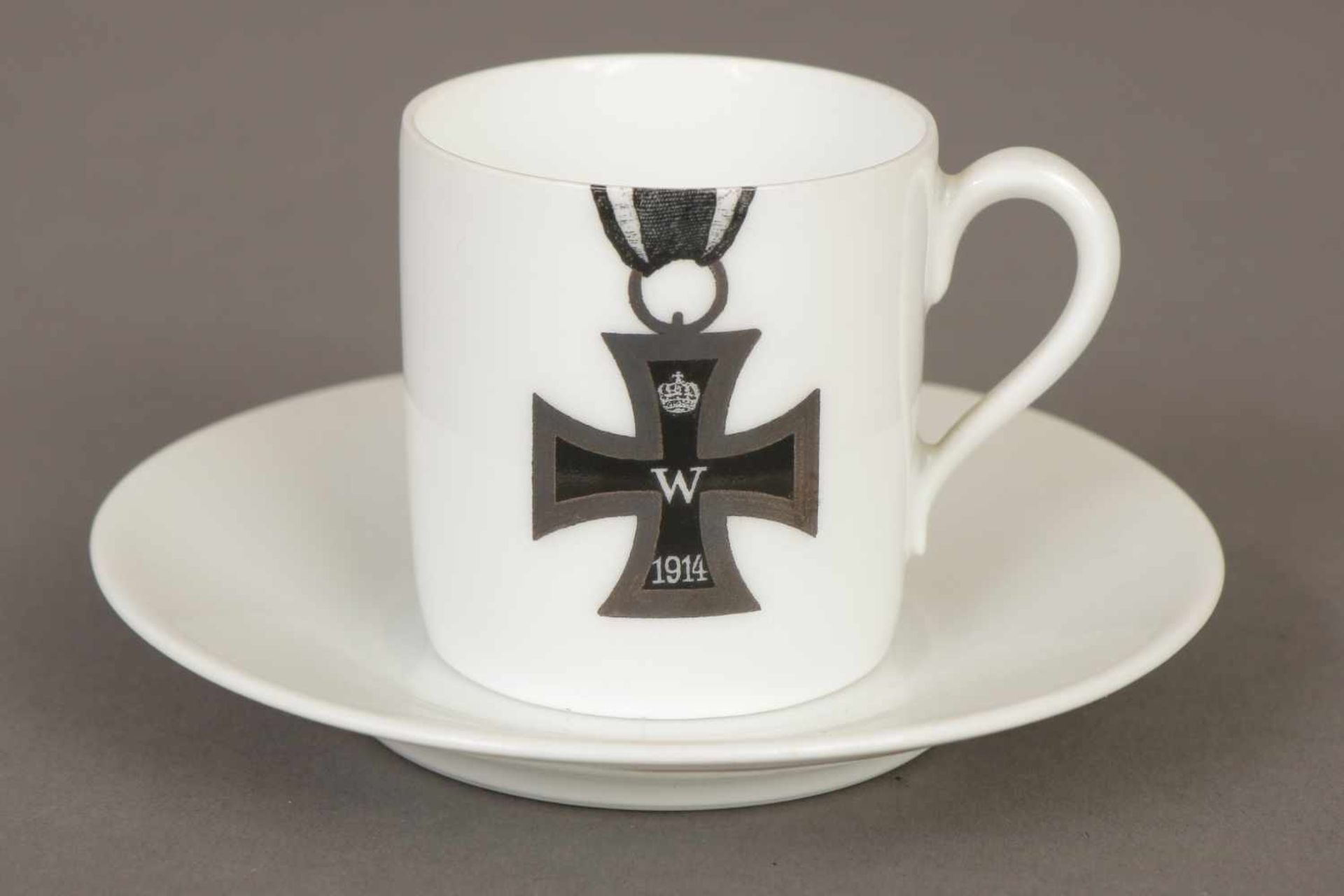 ROSENTHAL ¨Kriegstasse¨ mit Untertasseum 1914, zylindrischer Korpus mit Ohrenhenkel, schauseitig ¨