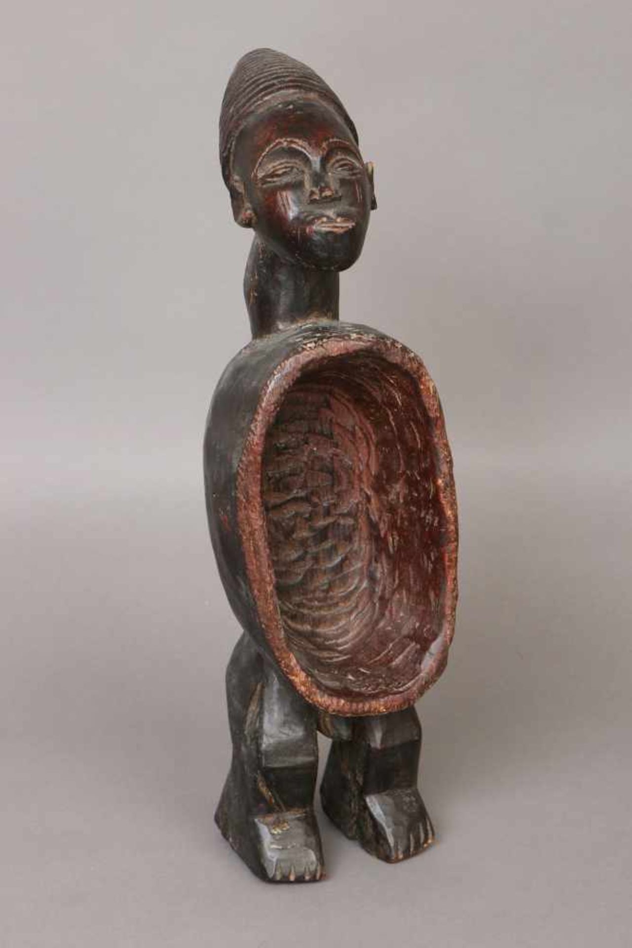 Afrikanisches Ritualgefäß der Songye (Kongo)in Form einer stehenden Figur mit ovaler Schale im