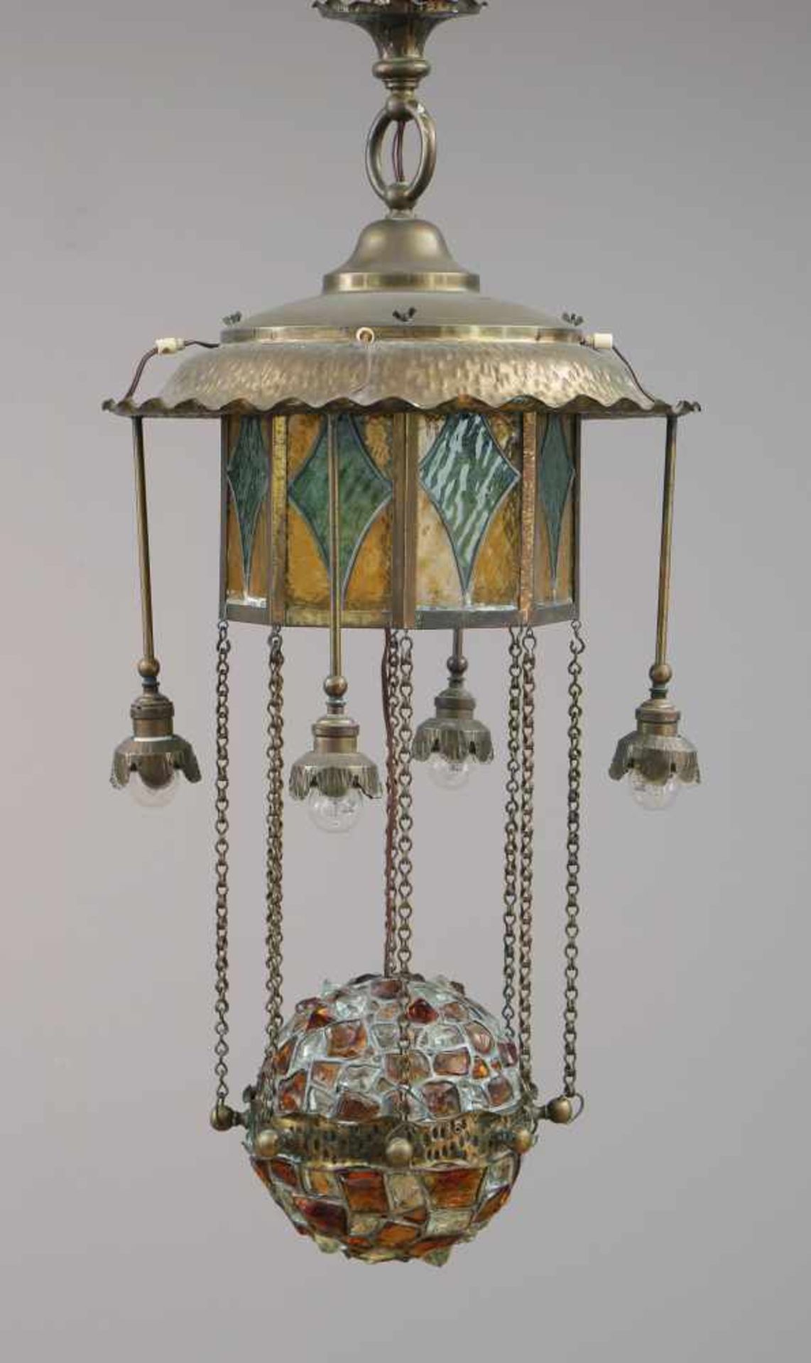Jugendstil DeckenlampeMessingblech und Bleiglas, pagodenförmiger Aufbau, daran eine Halbkugel mit