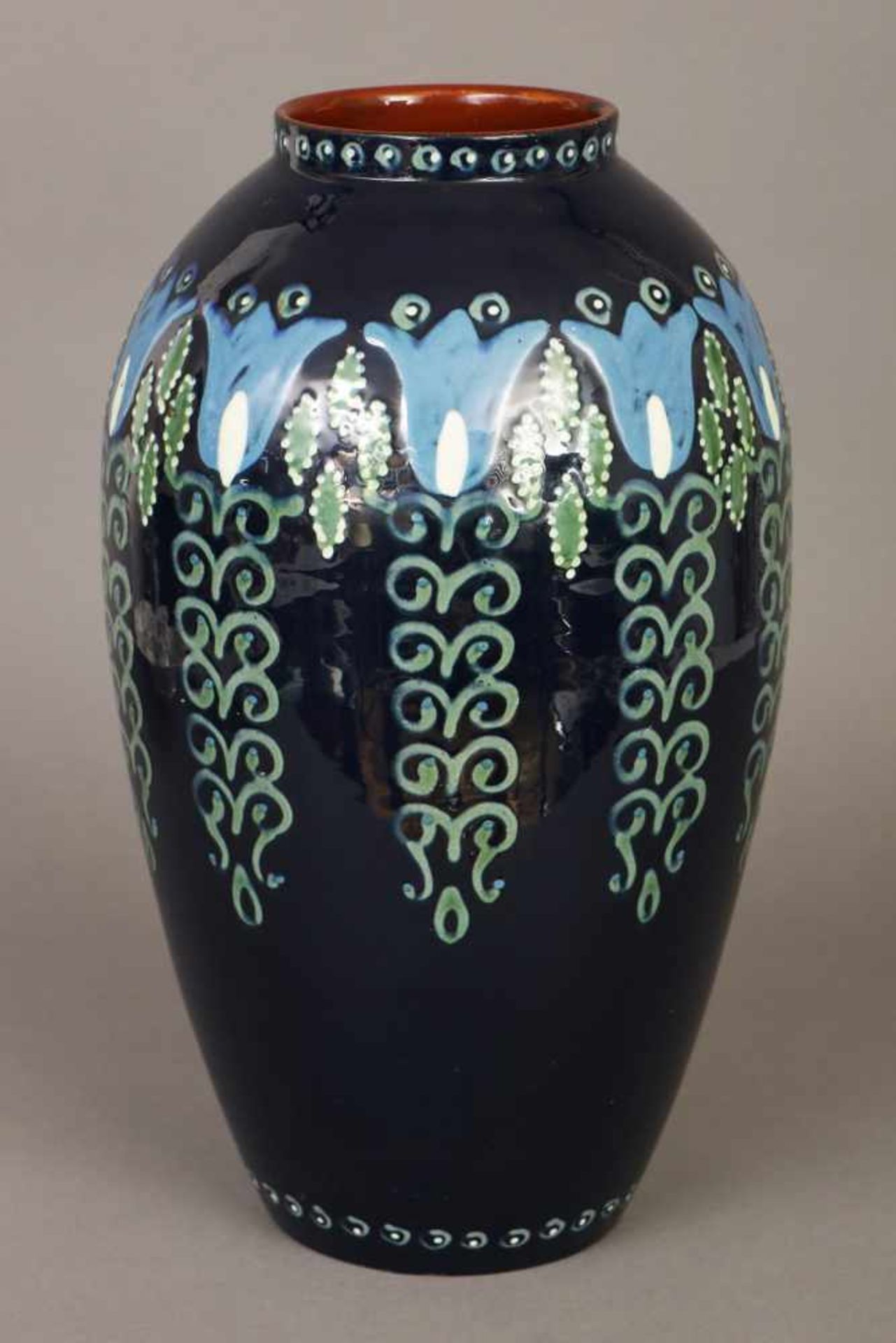 KARLSRUHER MAJOLIKA Jugendstil-Vase1920er Jahre, Entwurf Alfred Kusche, Modell-Nr. 2202, roter