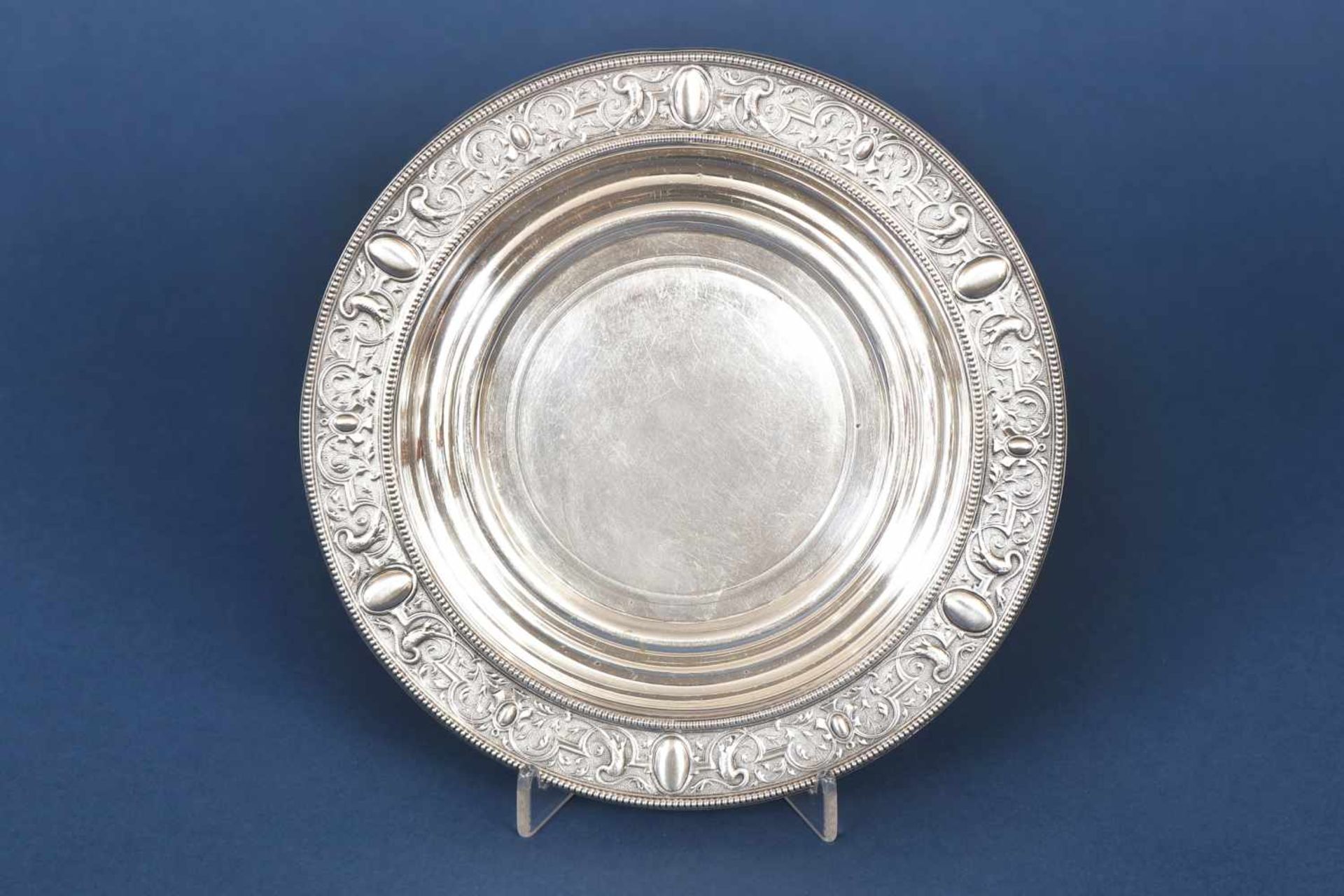 Weinflaschenuntersetzer800er Silber, runder Teller mit reliefiertem Rand (Historismus-Dekor), D