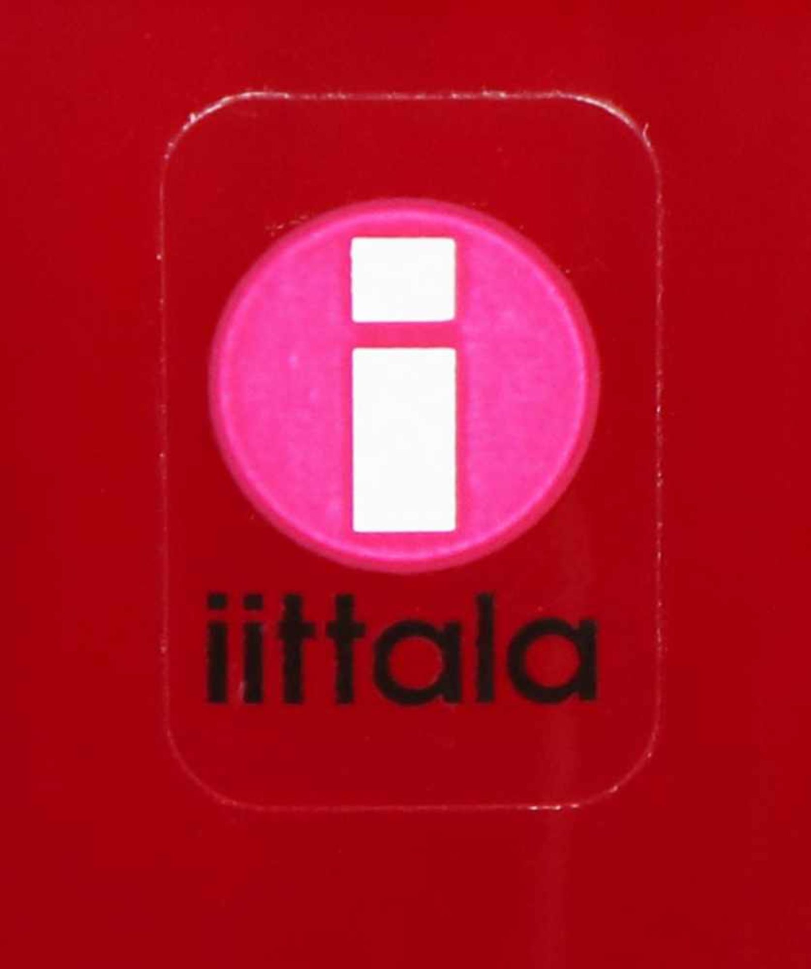 ALVAR AALTO GlasvaseAusführung Iittala, rotes Glas, organische Form, am Boden Ätzmarke, H ca. 16cm - Bild 2 aus 2