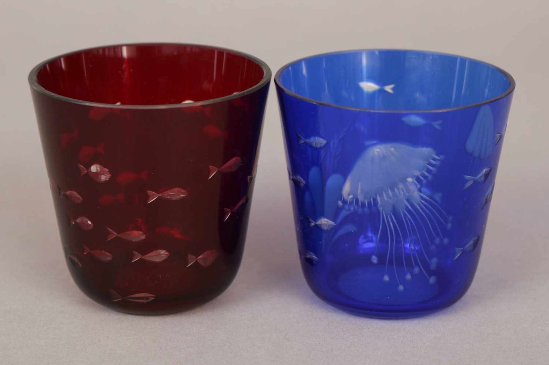 Zwei CARL ROTTER (Lübeck) Gläser1x blaues Glas, 1x rotes Glas, geschliffenes Fisch- und
