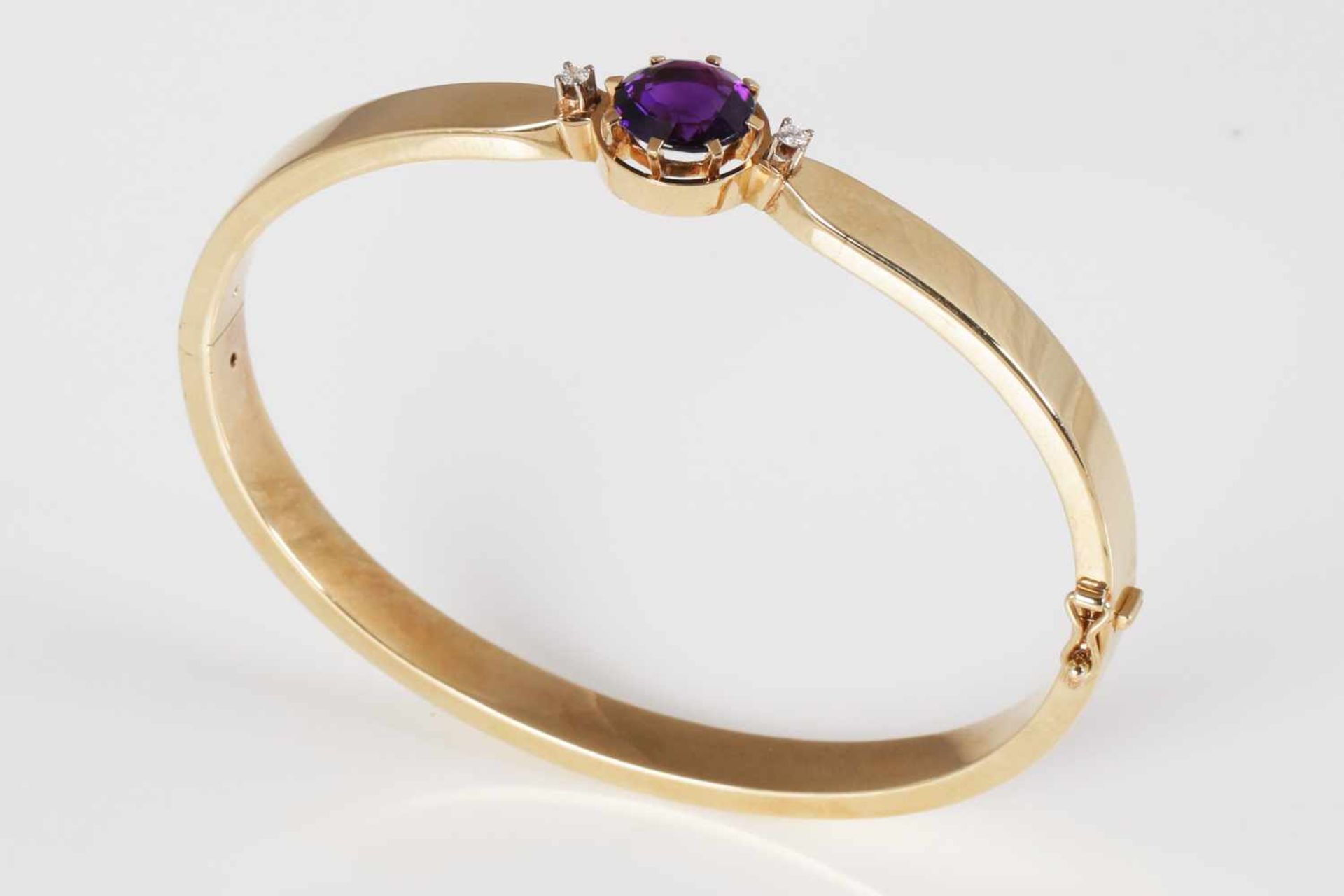 Armspange mit Amethyst585er Gelbgold, schmale Armspange mit einem aufgesetzten, rund geschliffenen