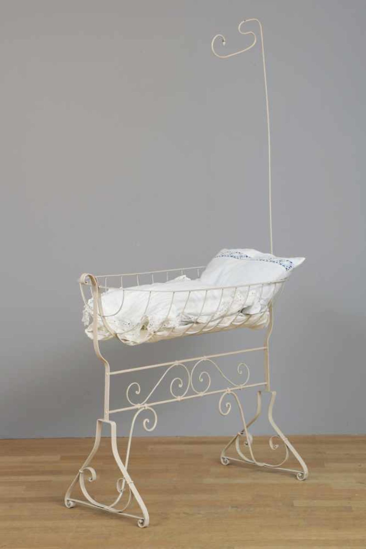 KinderwiegeEisen und Drahtgeflecht, hell lackiert, um 1900, Rankendekor, schiffchenförmiges Bett,