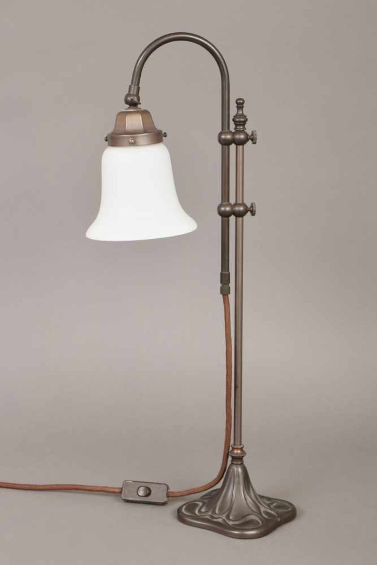 Tischlampe im Stile des JugendstilMessing, brüniert, Michglasschirm, höhenverstellbarer Stand, H ca.