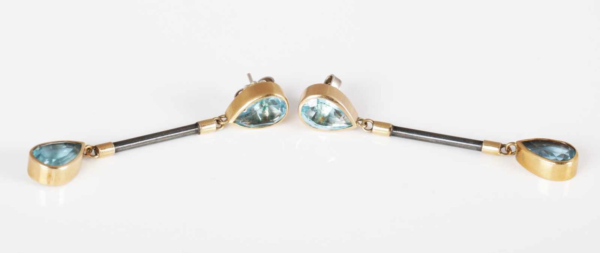 Paar Ohrhänger mit Topas750er Gelbgold (nicht punziert) und Silber, je 2 tropfenförmige Topase (je