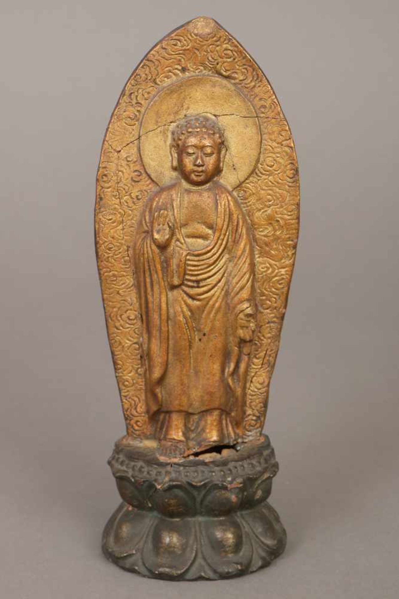 Buddha AndachtsfigurSteinzeug (Terrakotta), wohl 18./19. Jhdt., stehende Figur (Halbrelief) im