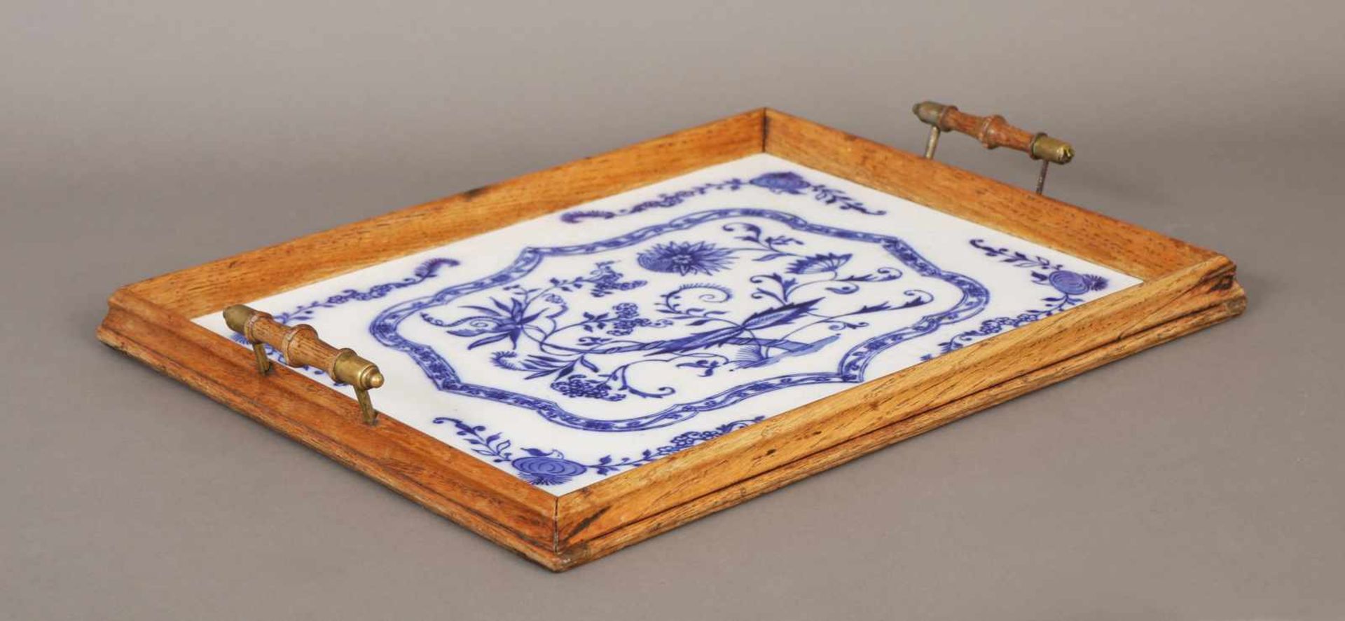 TablettHolz und Porzellan/Keramik, um 1900, eckiges Tablett mit 2 seitlichen Steggriffen, Platte mit