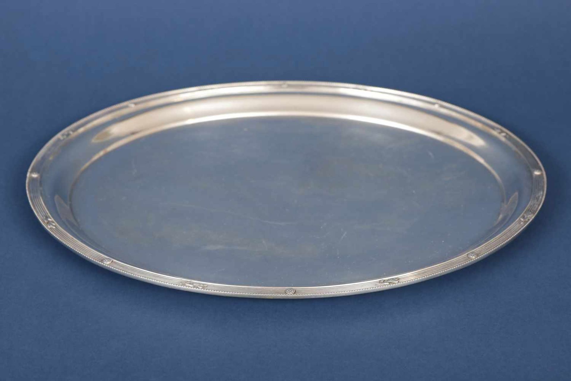 Silber-Tablett800er Silber, Deutsch, um 1900, ovales Tablett mit leicht ansteigendem Rand mit