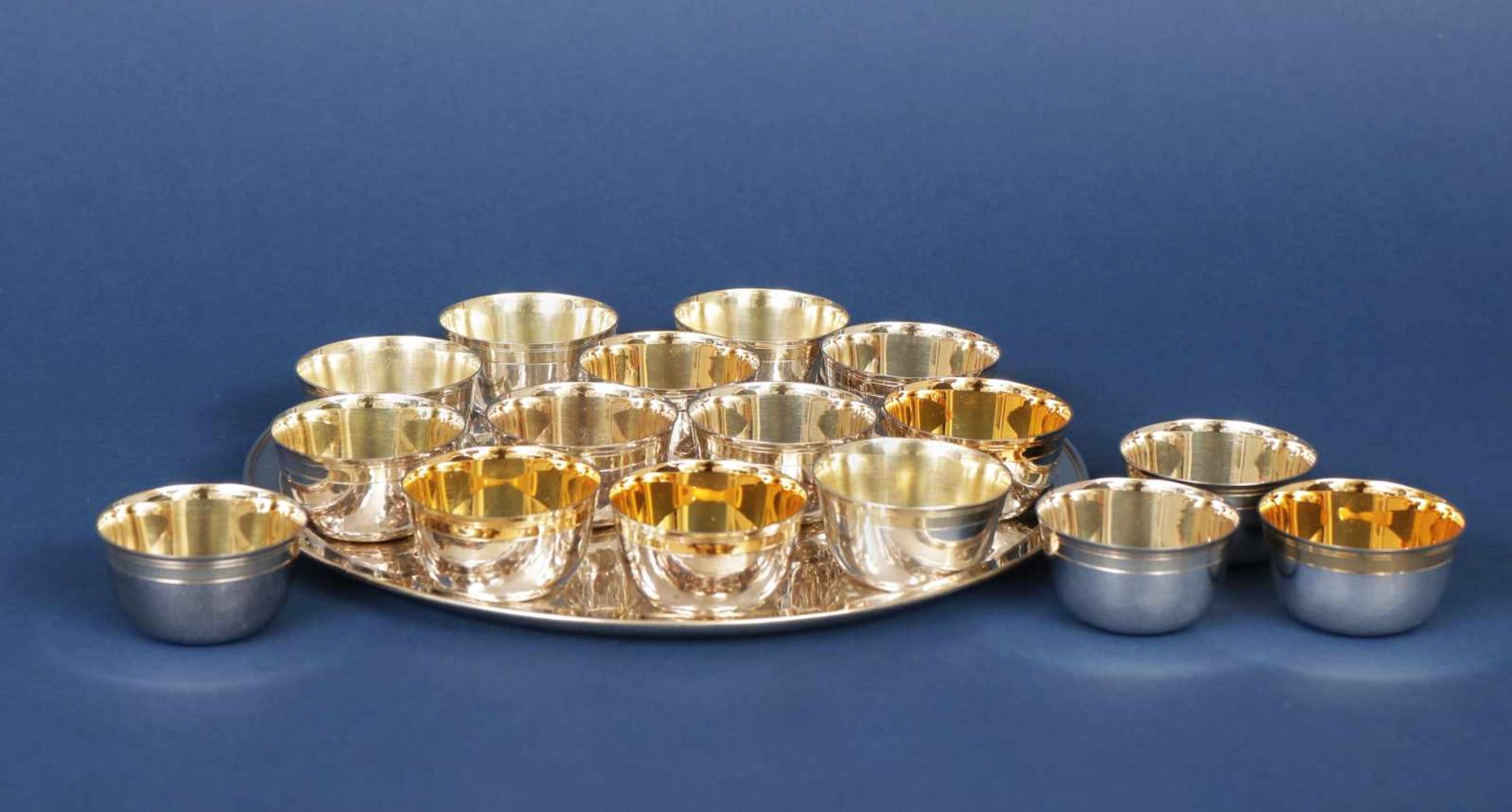 Trinkservice835er Silber, Hansen, bestehend aus 16 Trinkschalen und 1 runden Tablett, vergoldeter