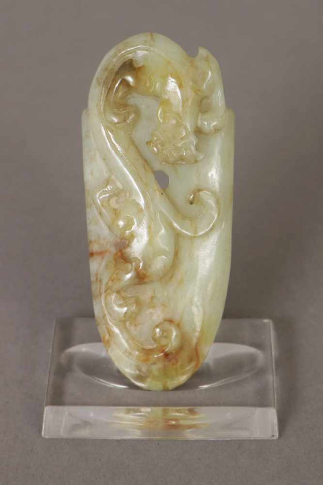 Jade-SchließeChina, keilförmig, mit plastisch geschnitztem Drachenhund, L ca. 6cm