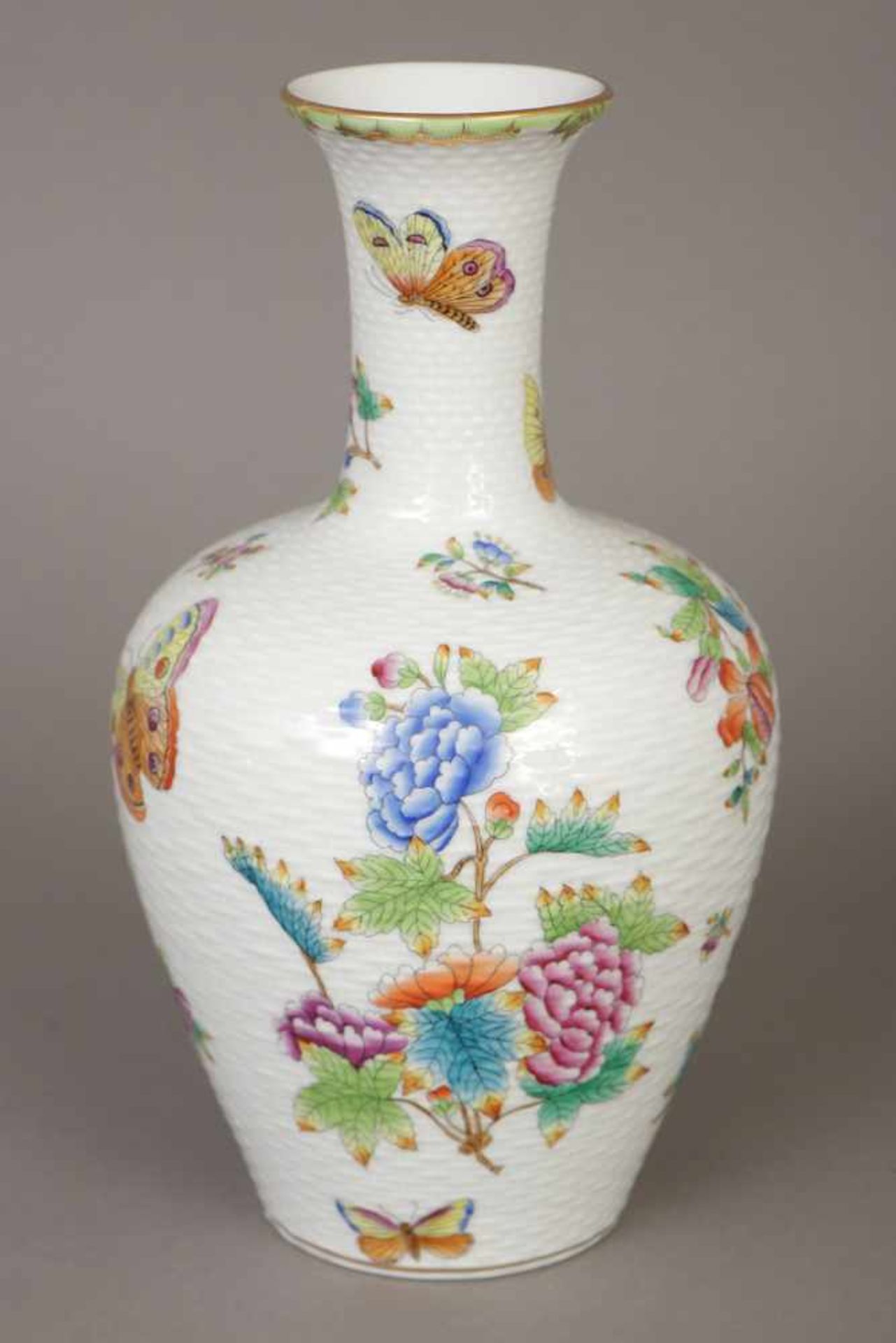 HEREND Vase20. Jhdt., balusterförmiger Korpus, Weidenkorb-Relief, umlaufend sog. ¨Queen Victoria¨-