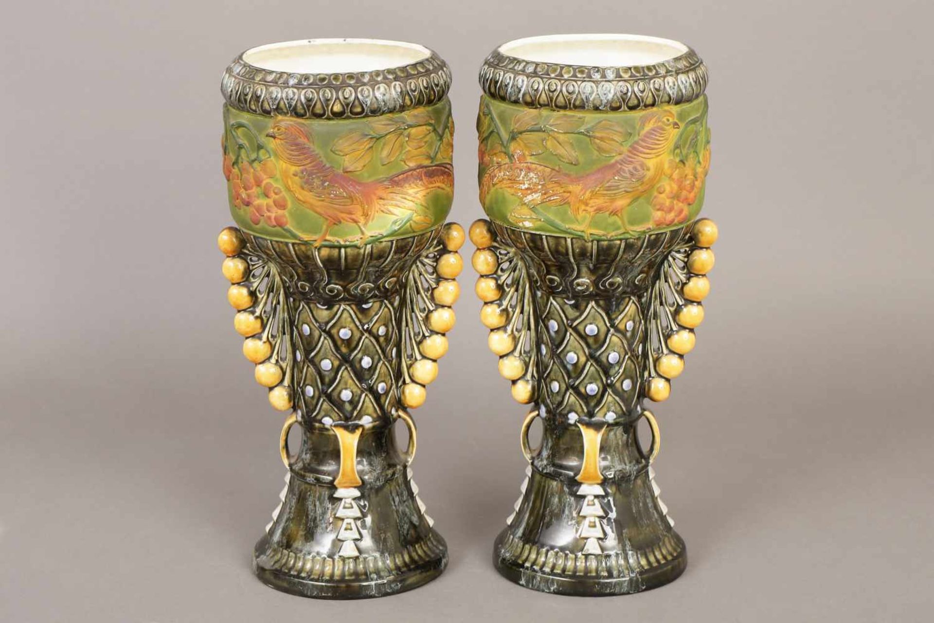 Paar Majolika Kaminvasenunbekannte Manufaktur, um 1900/20, hoher pokalförmiger Korpus, 2 seitliche
