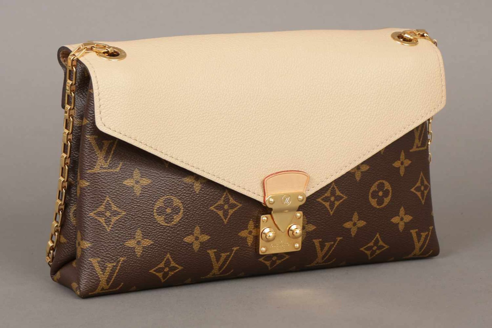 LOUIS VUITTON ¨Pallas chain, dune¨ SchultertascheKuvert-förmige Tasche mit Monogramm-Canvas,