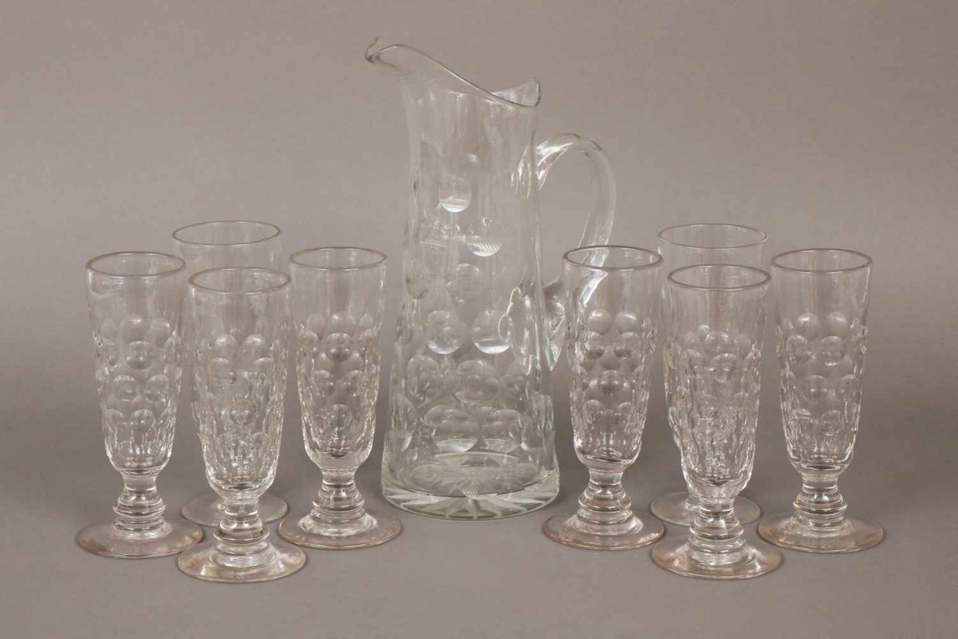 Glas-Trinkservicebestehend aus 1 Krug und 8 Gläsern, farbloses Glas mit Punktschliff, H (Krug) 33cm,