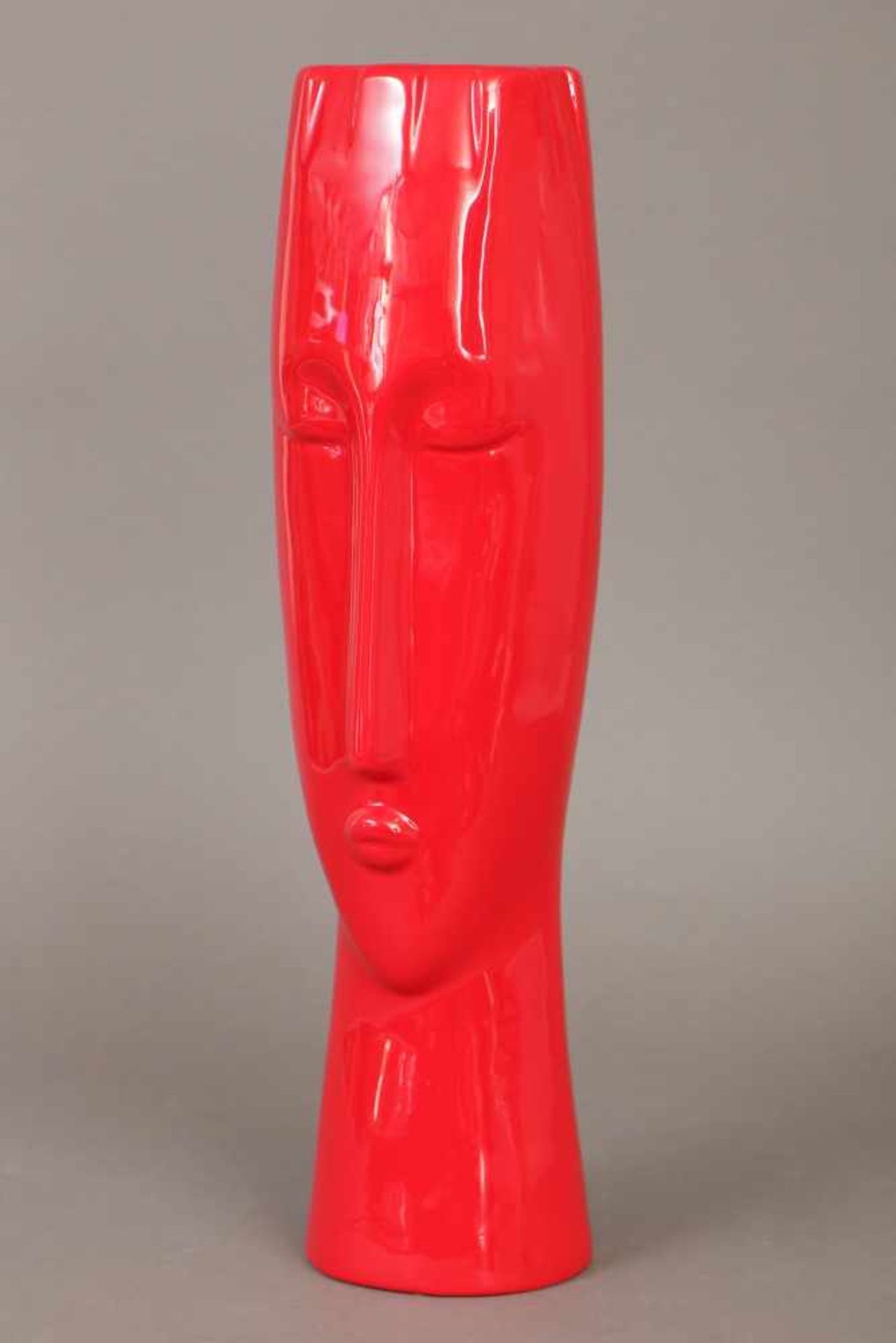 Vasengefäß ¨Abstrakter Kopf¨Keramik, rot glasiert, 21. Jhdt., wohl Italien, H 43cm