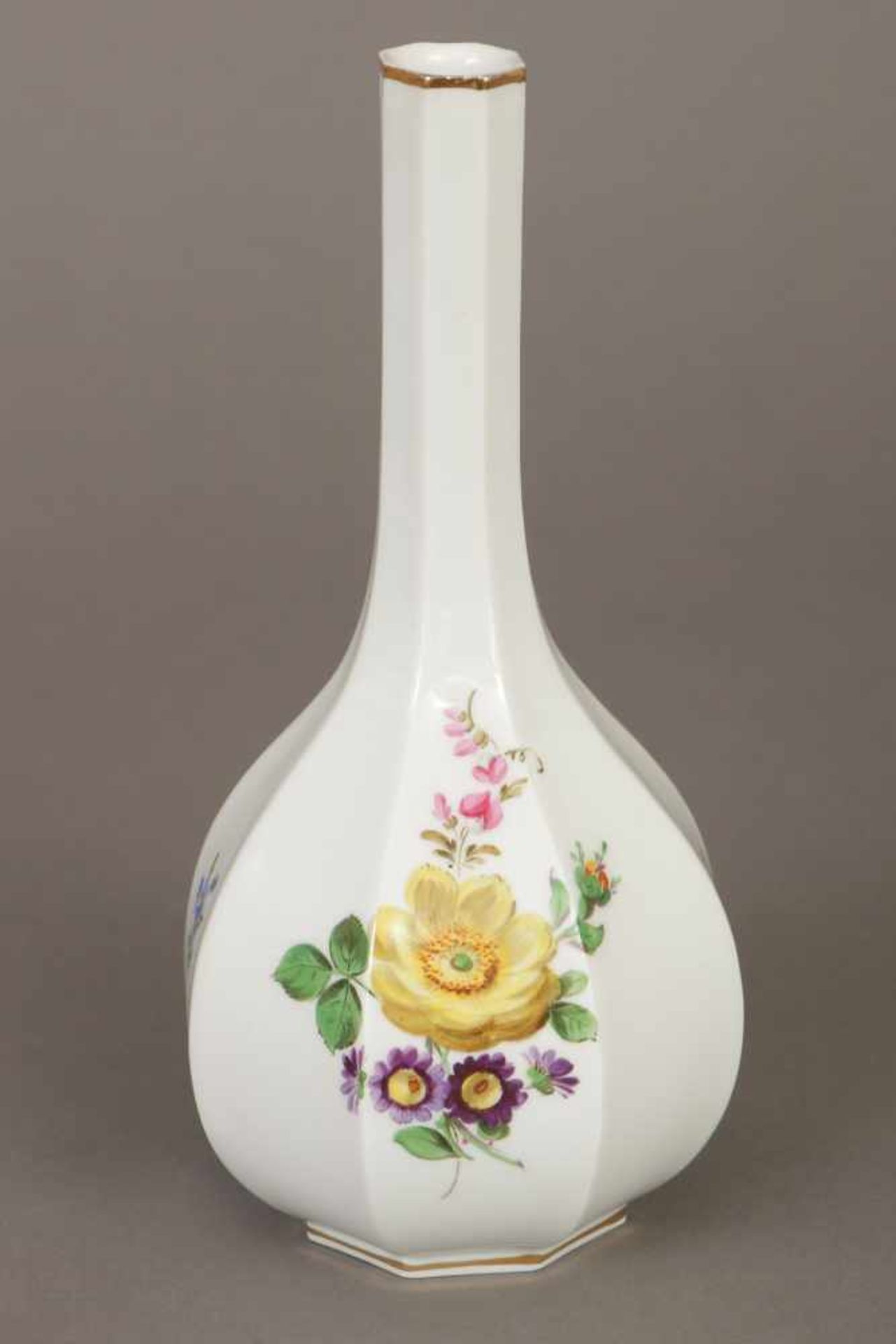 MEISSEN Vase20. Jhdt., keulenförmiger, gekannteter Korpus, polychrome Bouquetmalerei, Goldrand, - Image 2 of 3