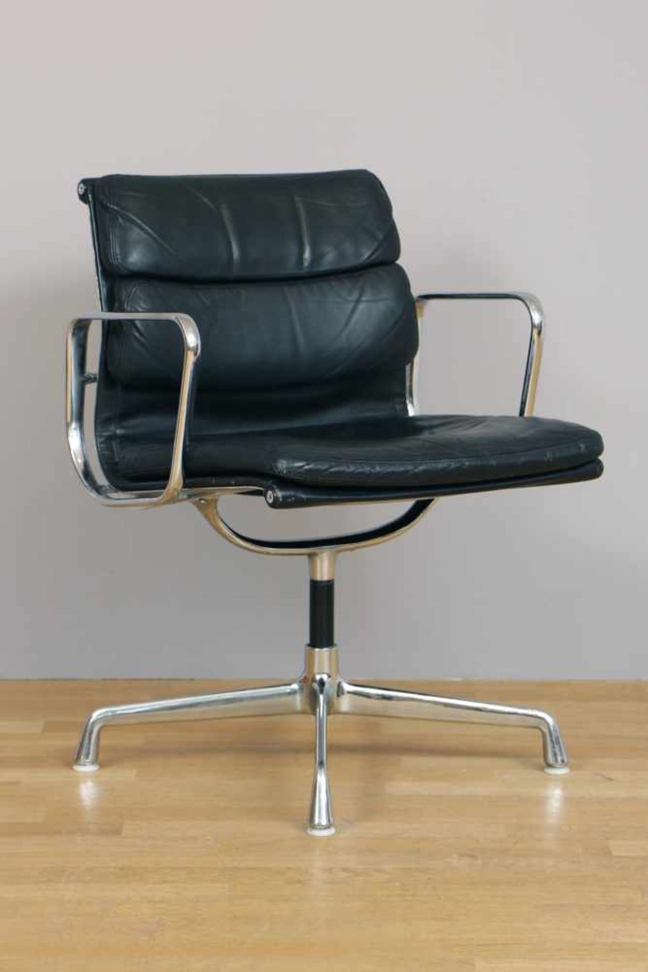 CHARLES & RAY EAMES für Hermann Miller Schreibtischstuhl EA 208Soft Pad Alu Chair, schwarzes Leder