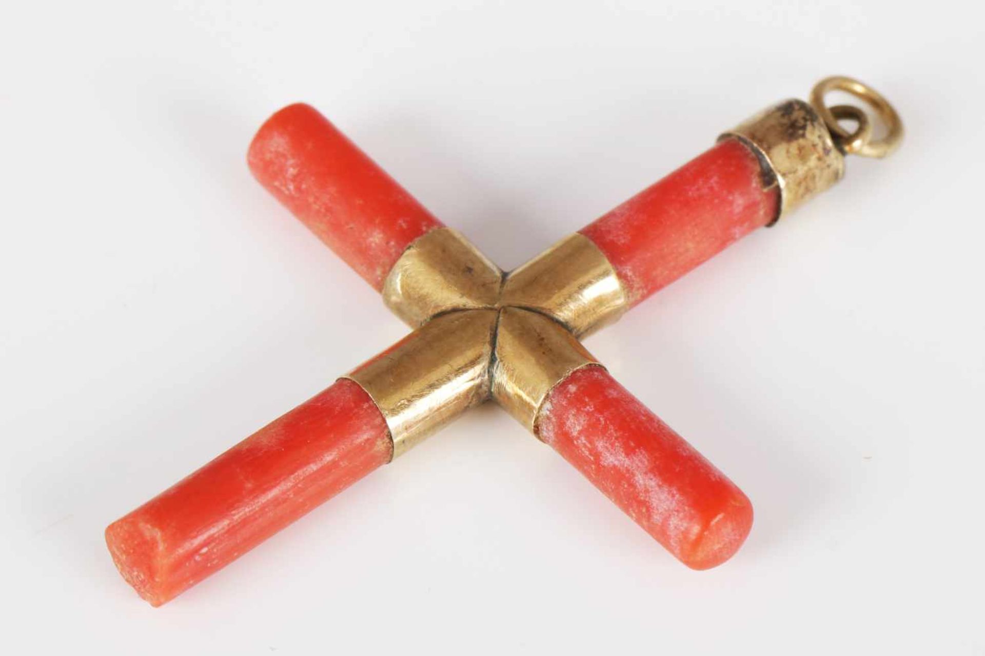 KreuzanhängerKoralle und Rotgold, antik, L 4,5cm